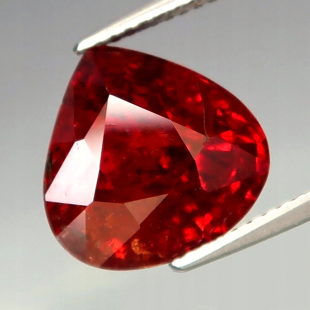 granát pirop 12,22 mm 10,19 karát certifikát