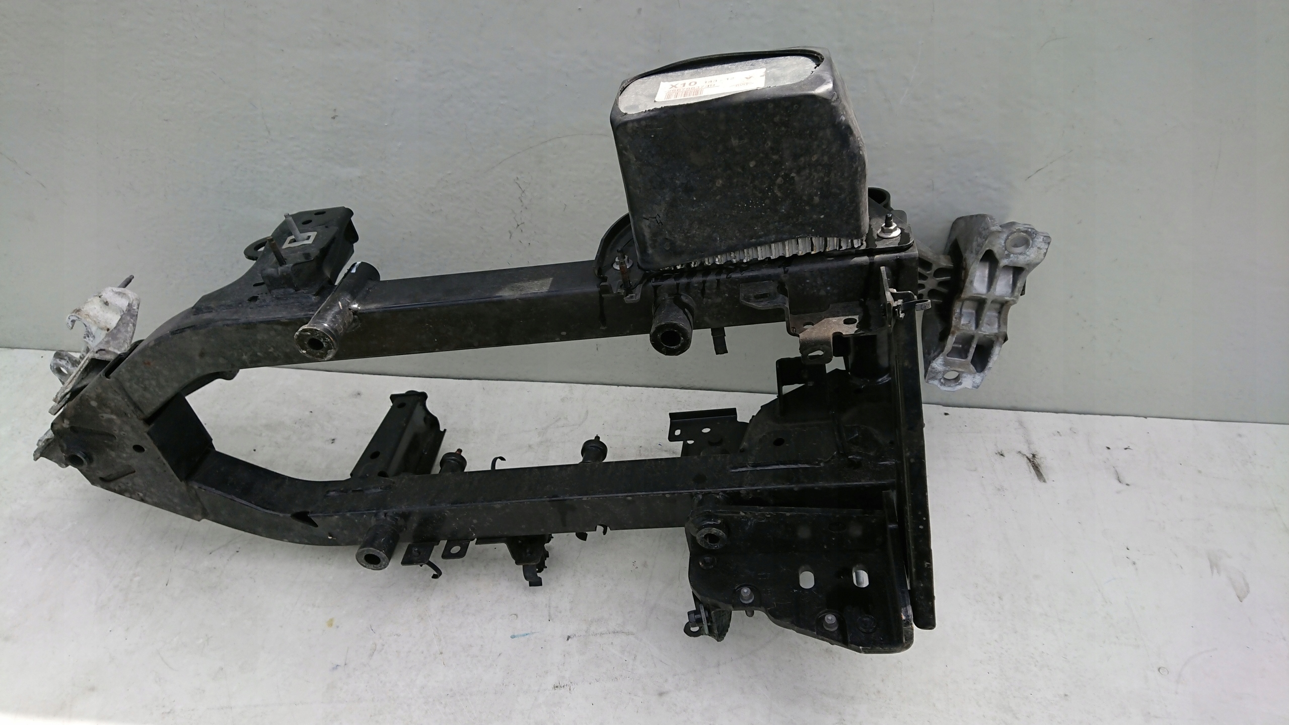 Renault Zoe subframe axle beam holder of the engine upper