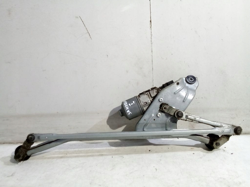 Dacia Sandero and wiper mechanism front 8200619512