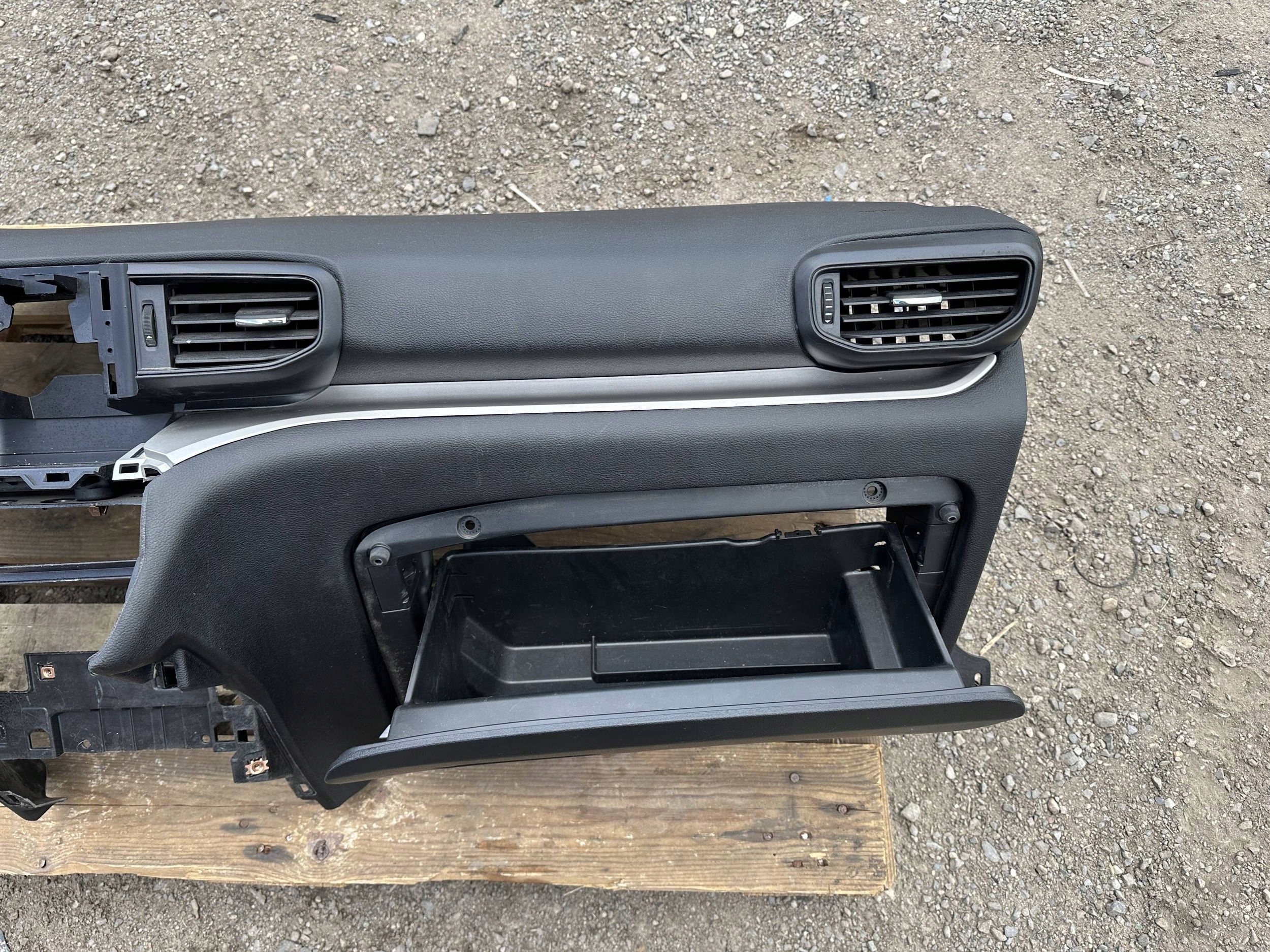 dashboard instrument panel cockpit console airbag airbag Ford Explorer 2020+