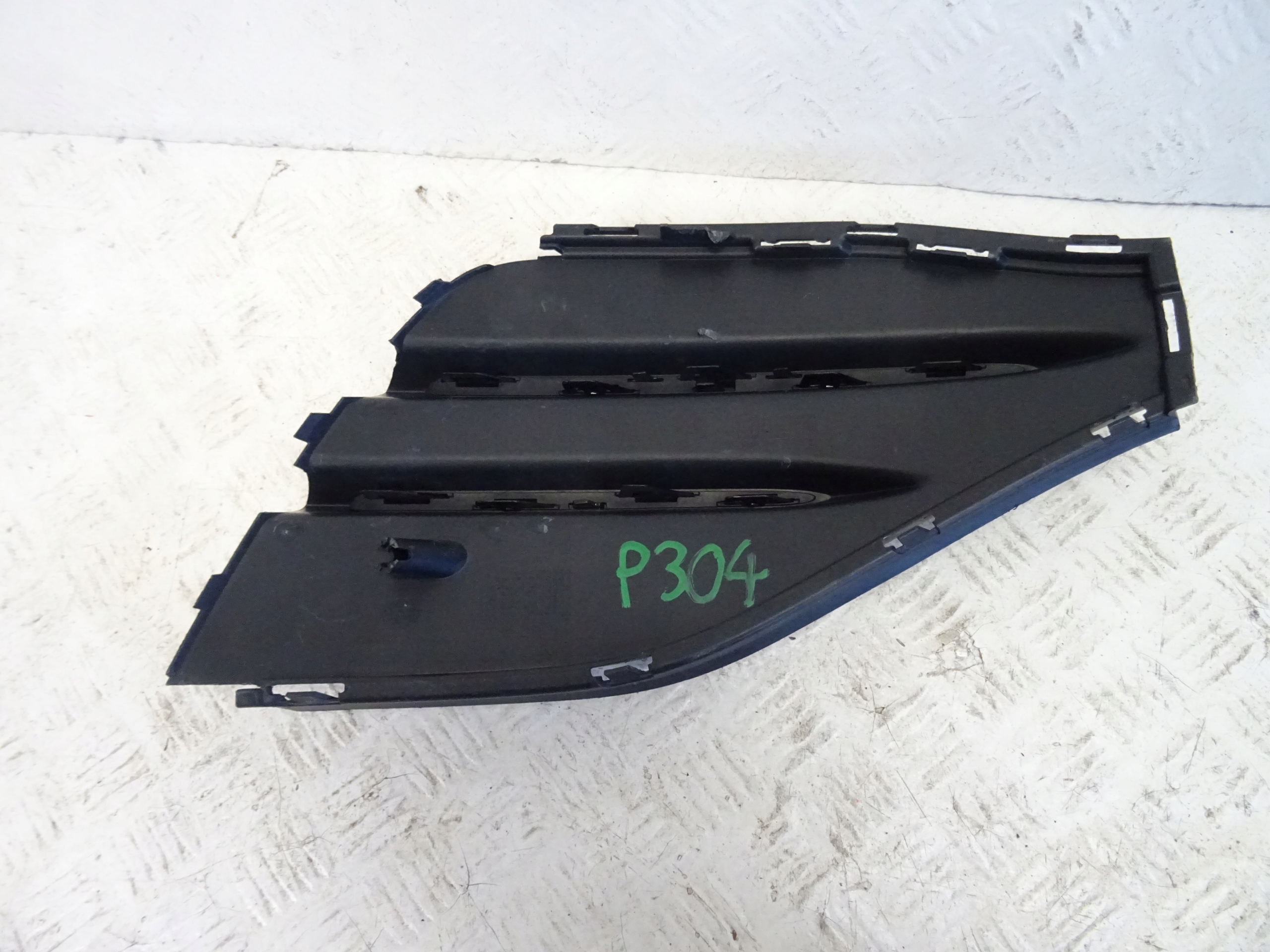 grid of a bumper front front left MERCEDES GLA W247 AMG A2478853805
