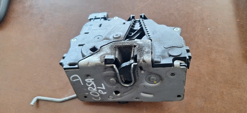 lock door left front OPEL CORSA D 55702895RT