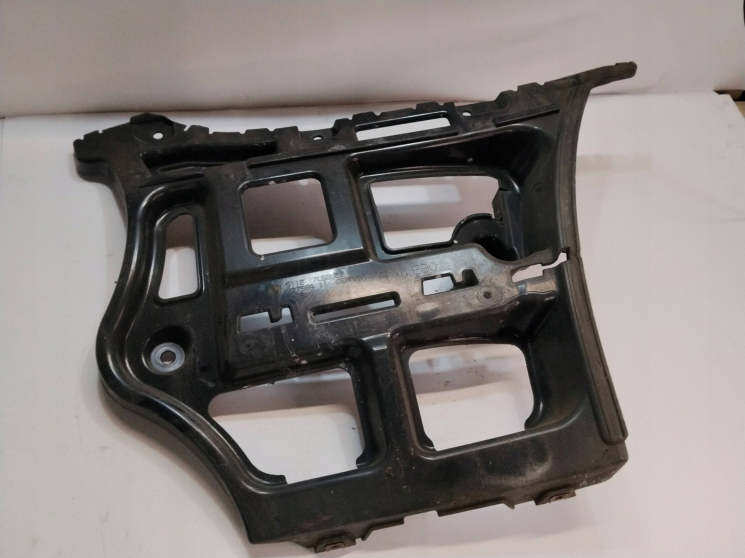 bumper bracket of the rear right BMW 3 E90 E91 2008 7058520