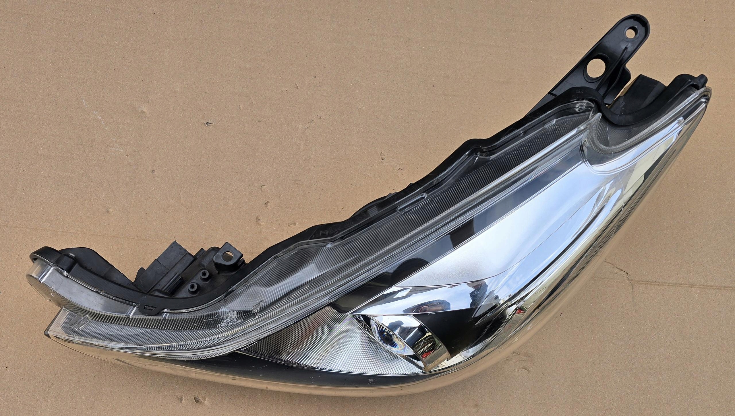 light front TOYOTA PRIUS plus LIFT left