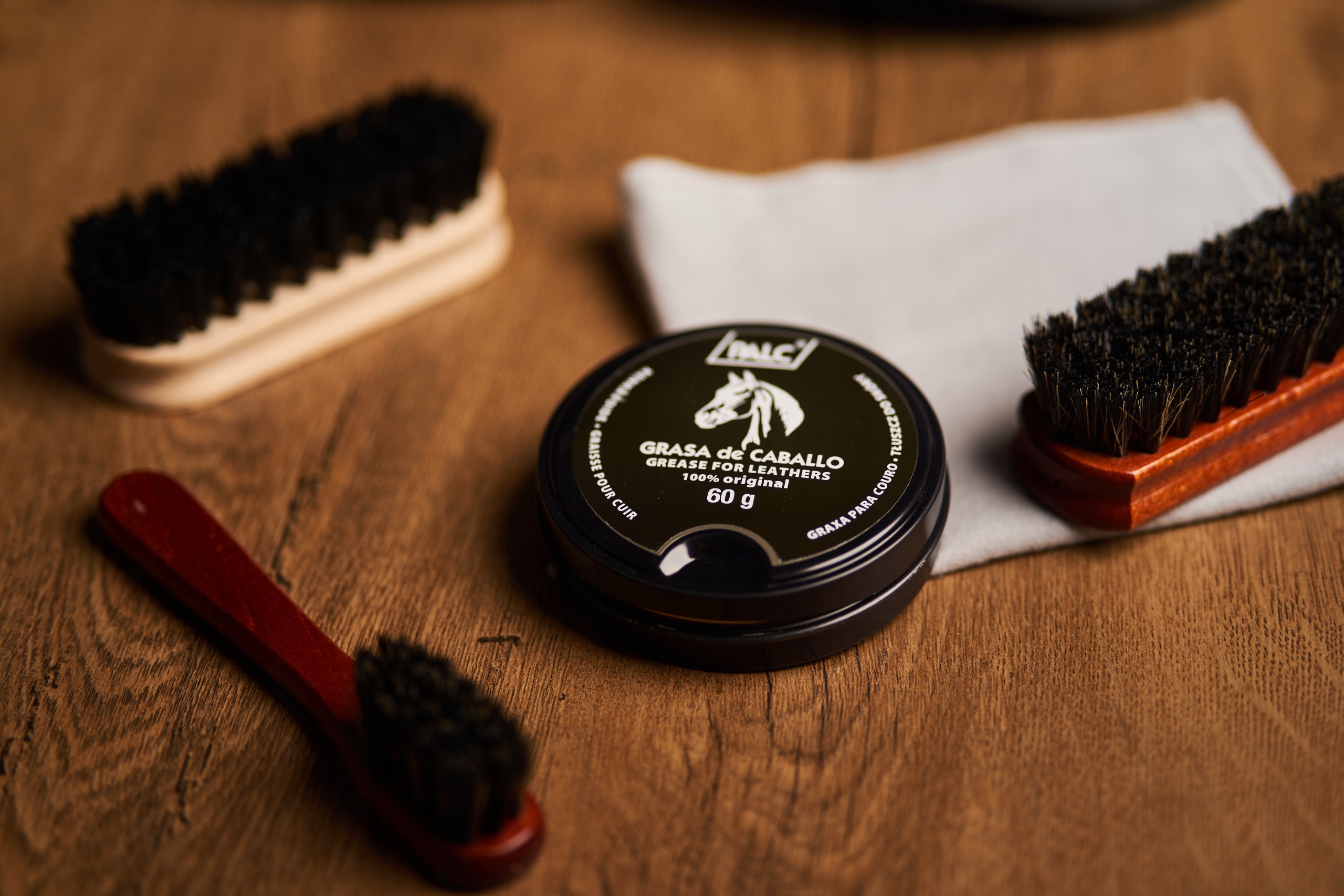 Tłuszcz Impregnat Wodoodporny do Skór Olejowanych Palc Pasta 60 ml Funkcje ochrona przed wilgocią ochrona UV zapobieganie powstawaniu plam