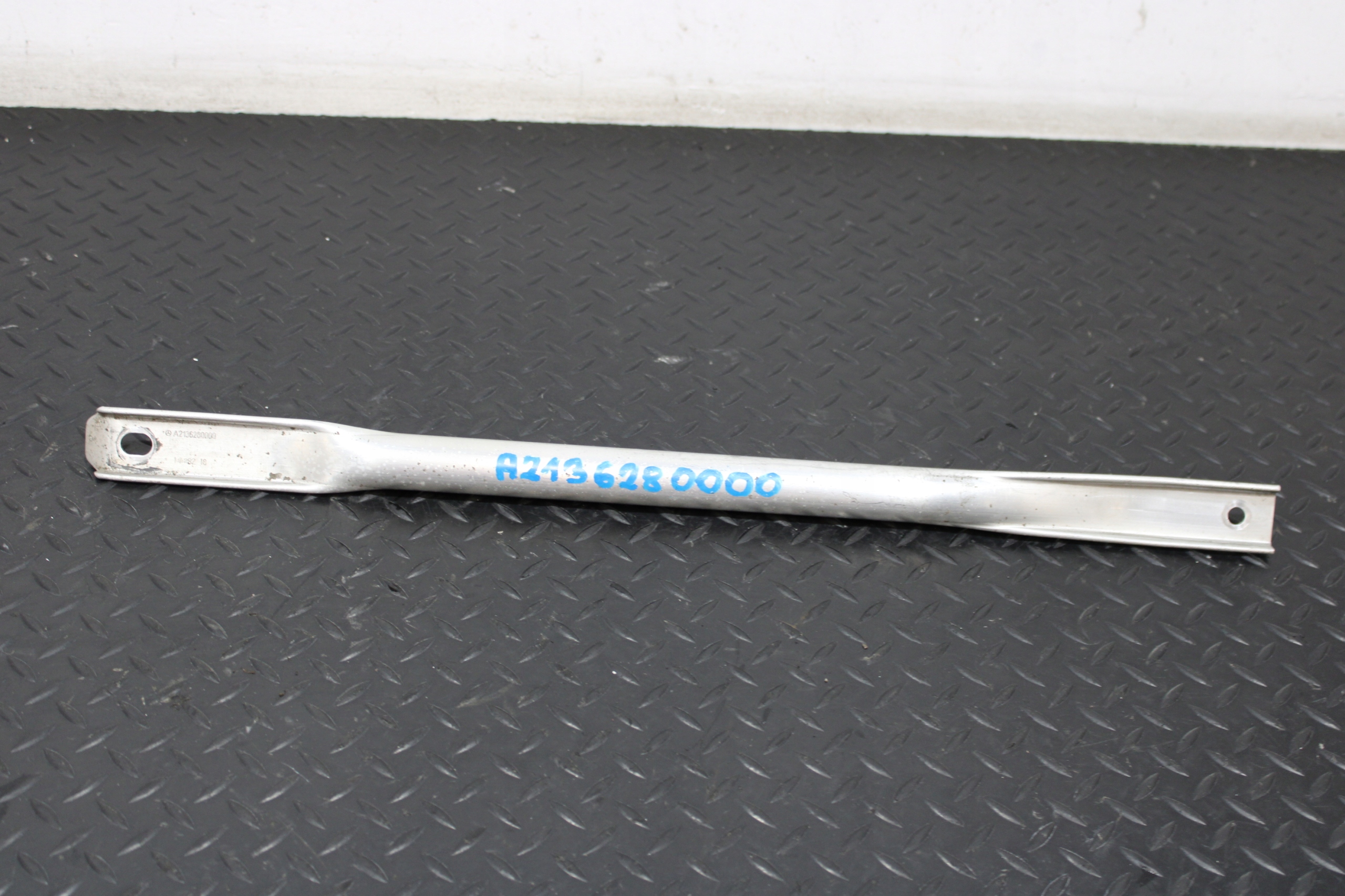 träger Halter spreize MERCEDES E-KLASA W213 AMG A2136280000
