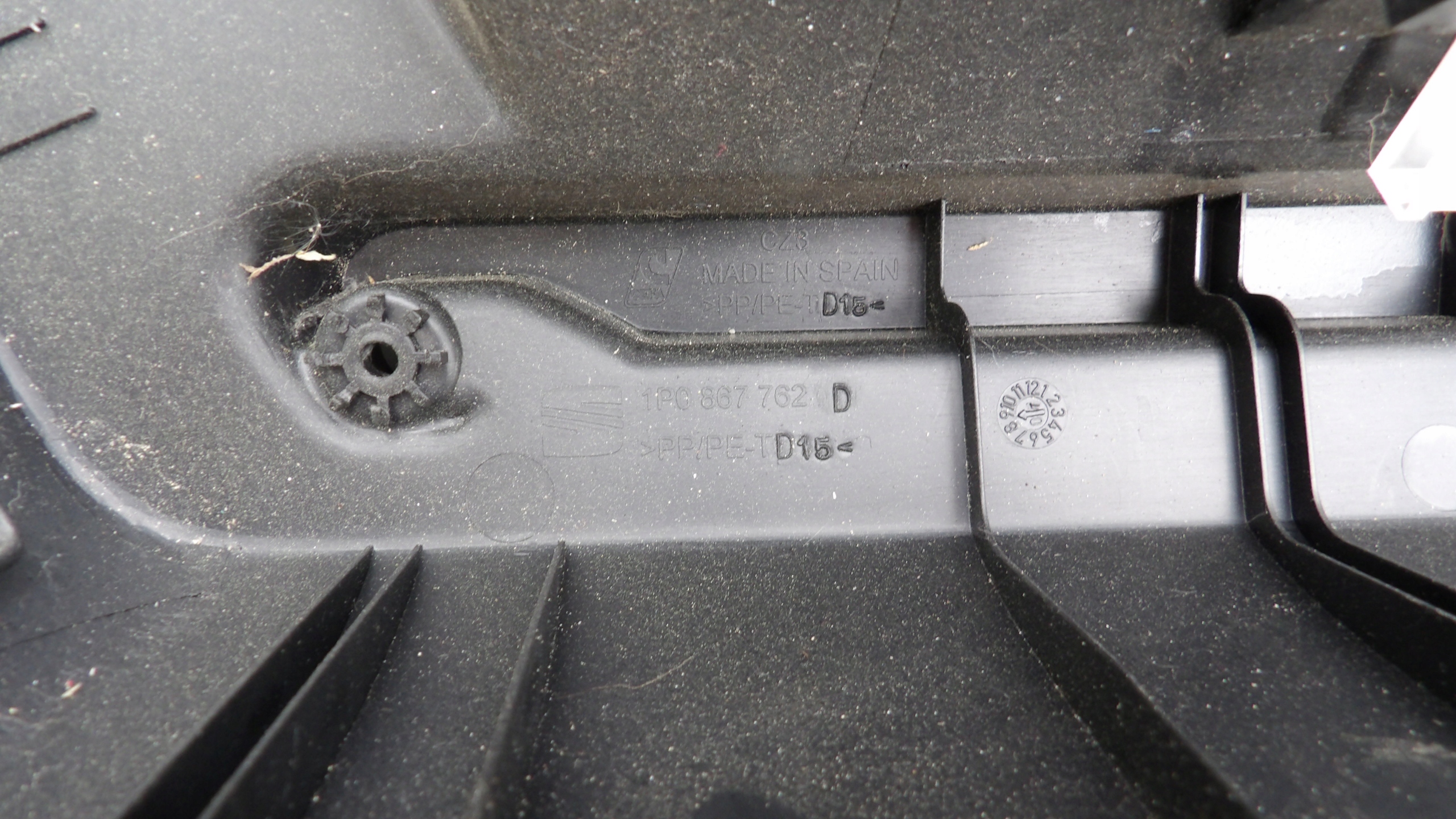 SEAT LEON 2 II plastic boot plato right