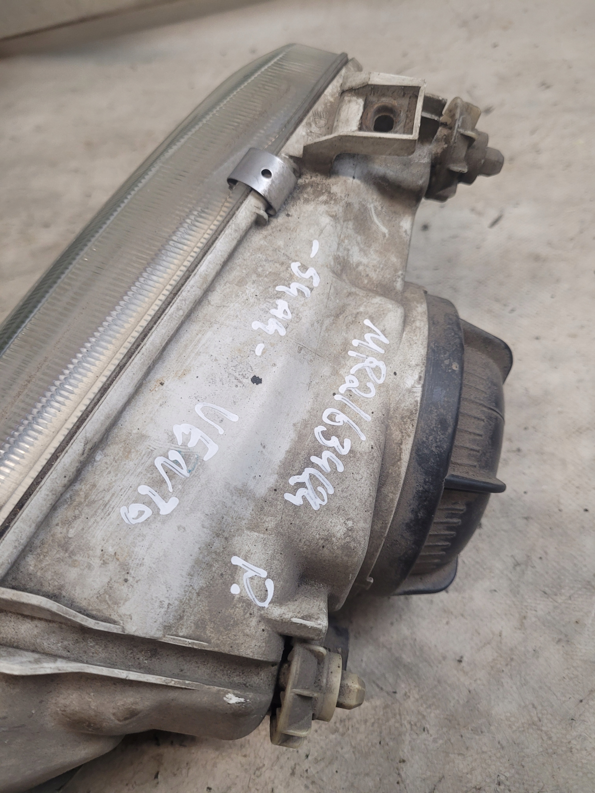 light right front 139-053-00R HELLA VOLKSWAGEN VENTO 93r.