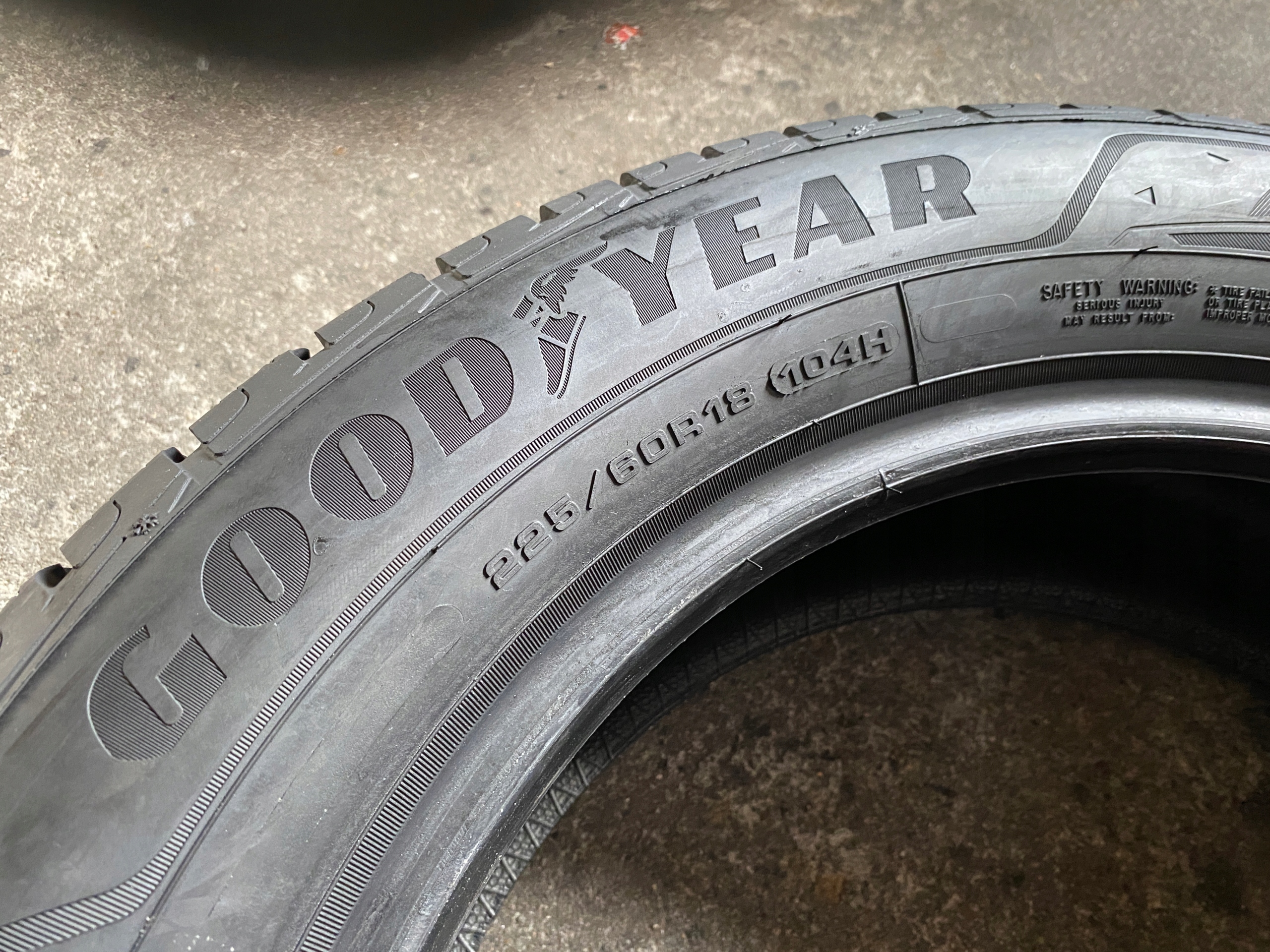Caoutchouc 225/60R18 104H Goodyear UltraGrip Performance + Comme Neuf 8,5mm