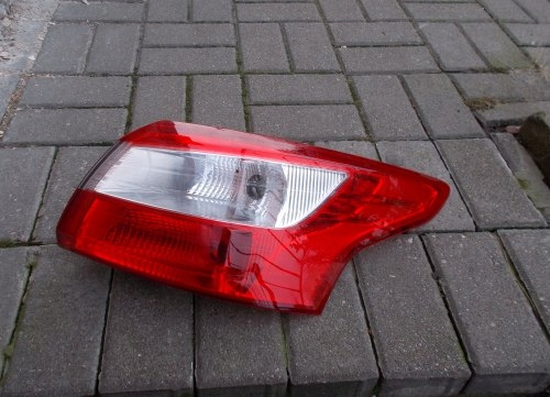 FORD FOCUS MK3 10-14 SEDAN LAMPA TYLNA PRAWA ZWYKŁA ORYGINAŁ