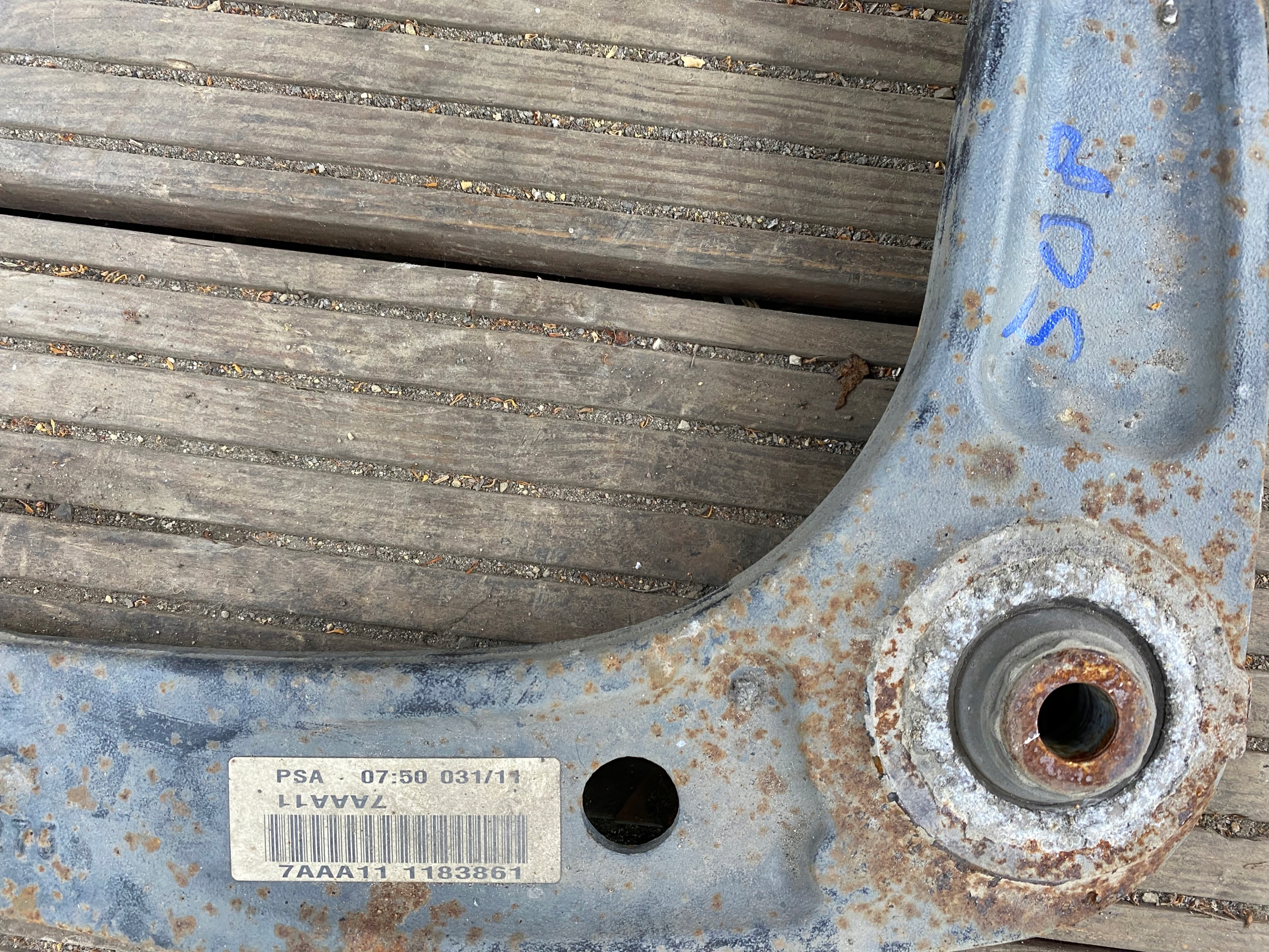 PEUGEOT 508 and 1.6 HDI arm right front 7AAA11