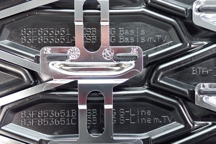 AUDI Q3 II S-LINE 18- grille 83F853651B