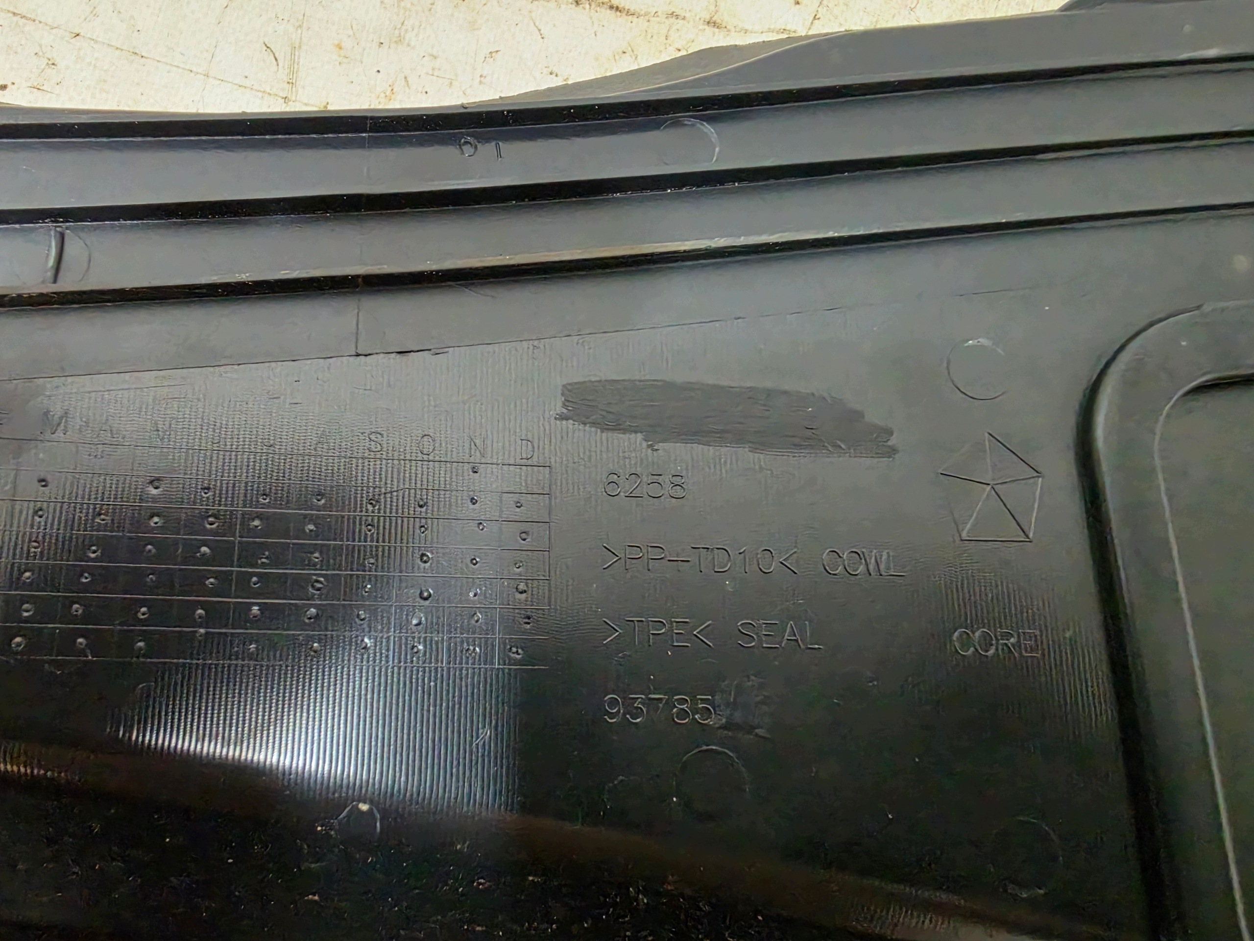 ^ DODGE CHARGER 2015- torpedo plastic gasket windows 57010314AI