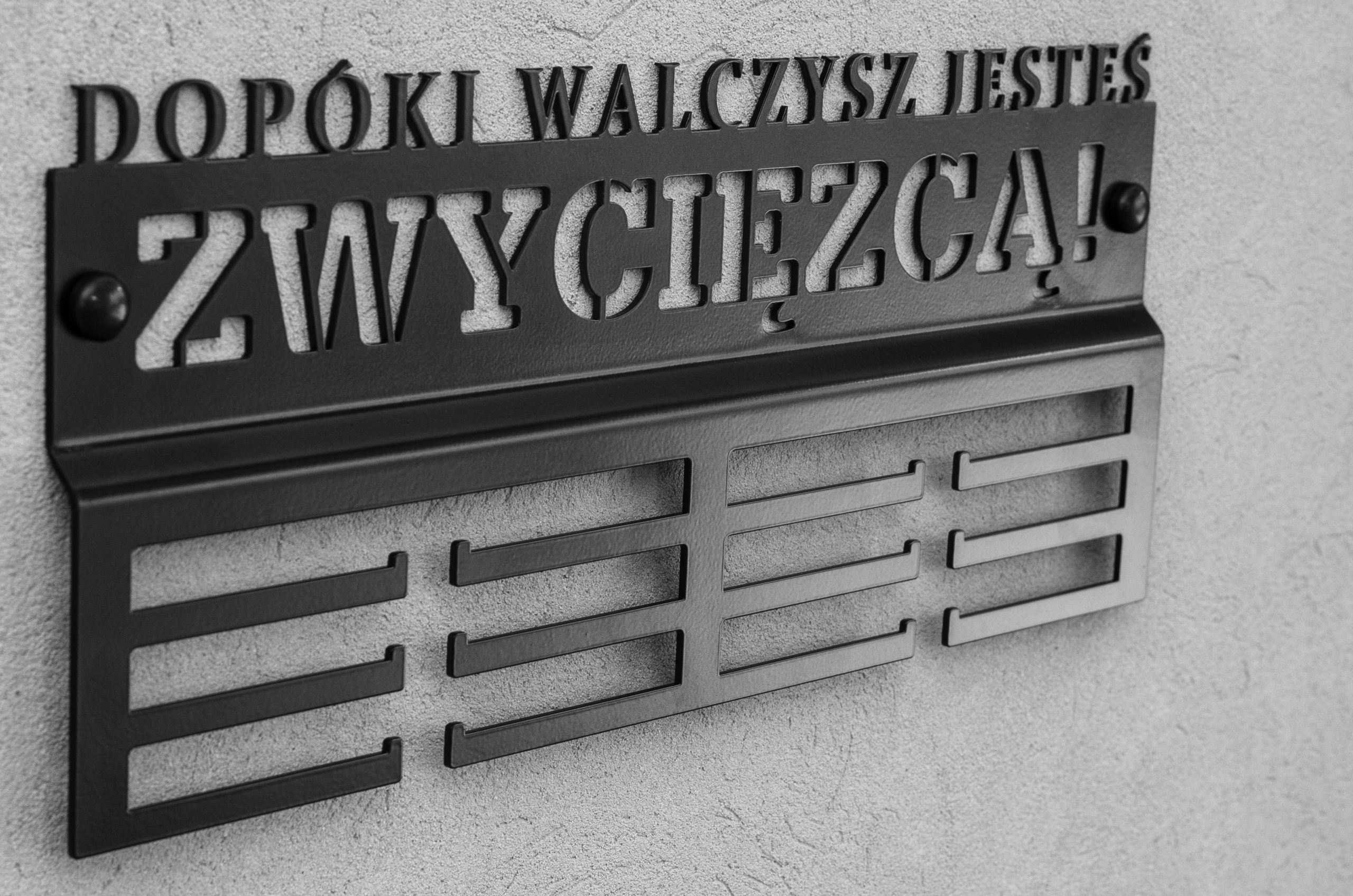 Wieszak na medale ZWYCIĘZCA kołki + zaślepki GRATIS Materiał metal