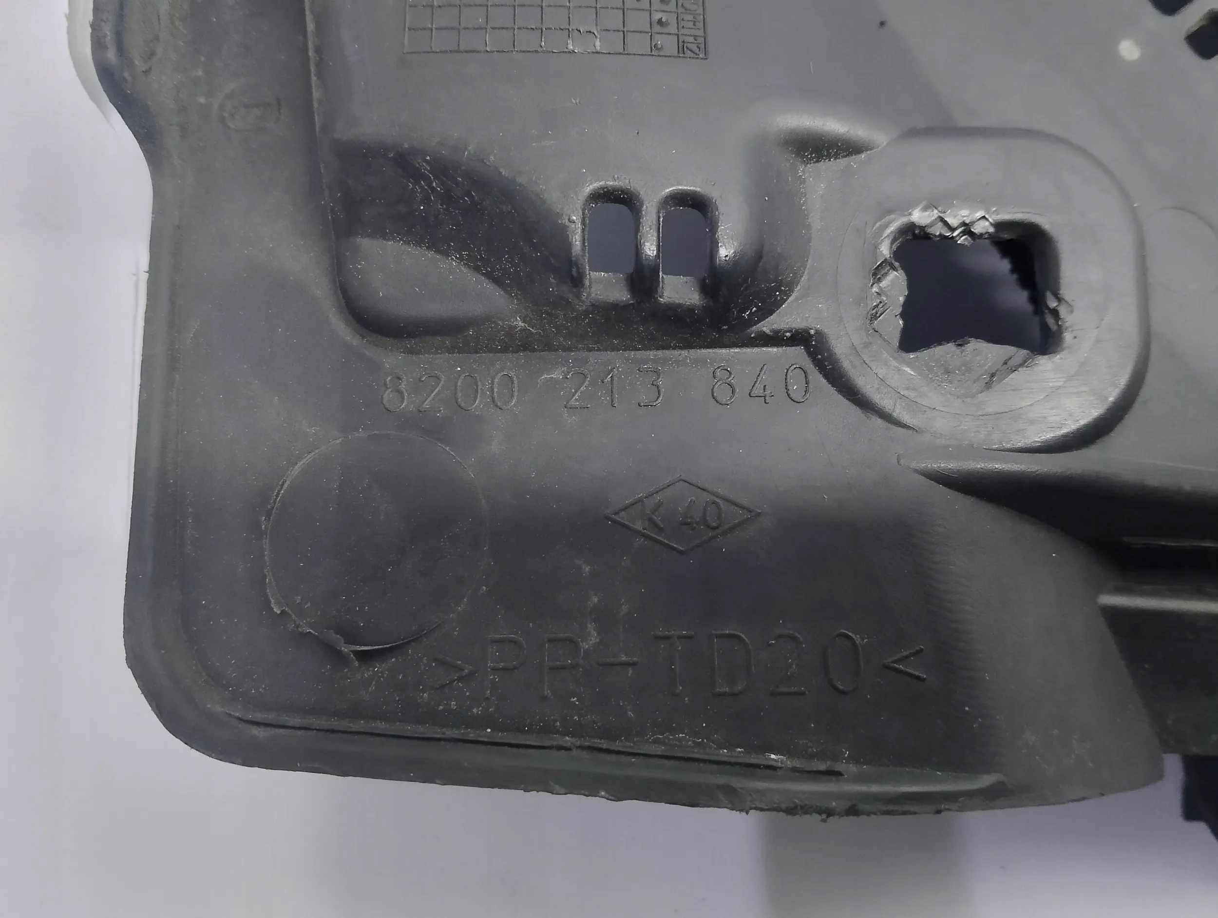 Renault Modus 2010 pod oknom 8200213840