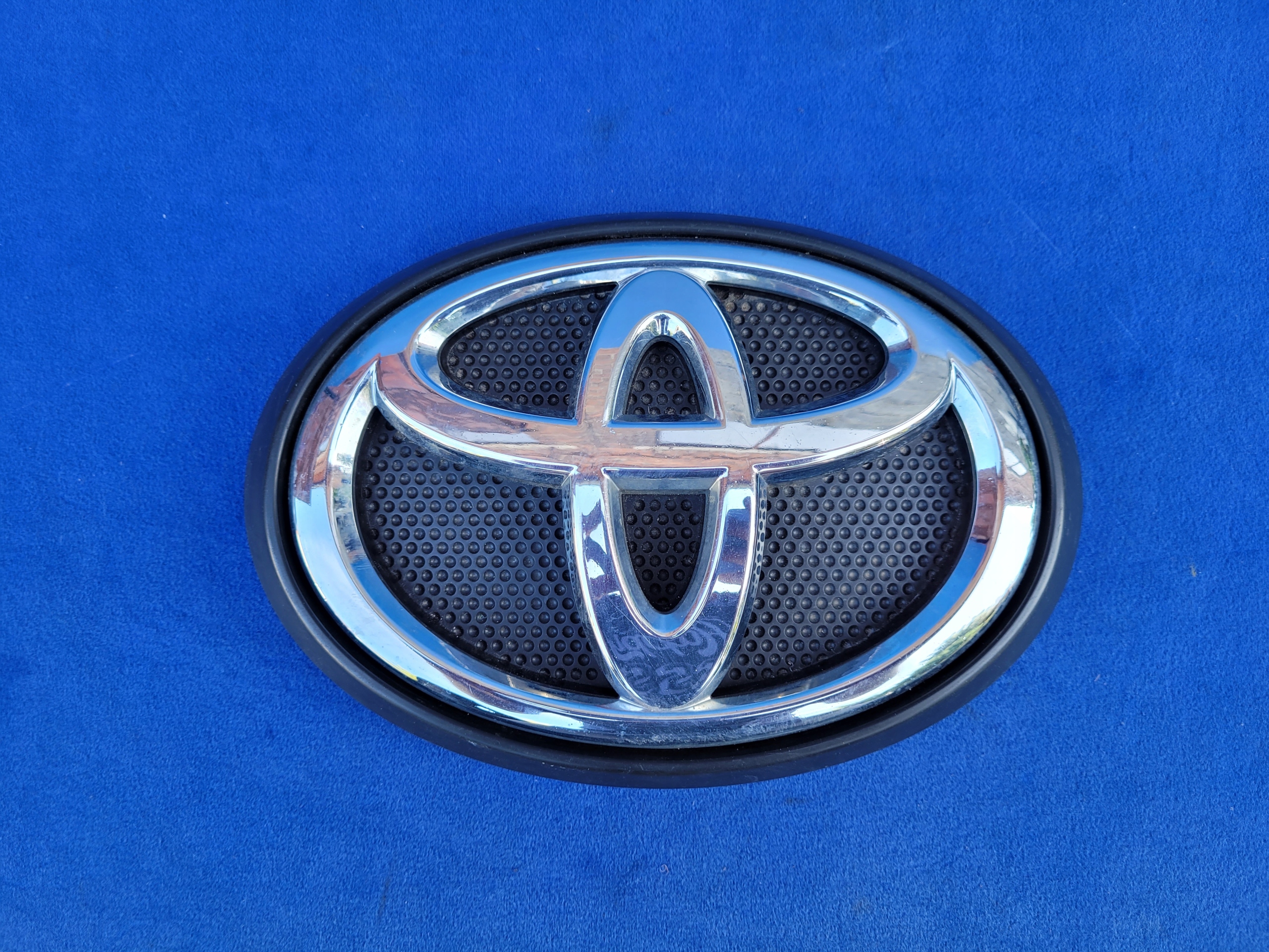 TOYOTA HILUX 2015- 15- ZNACZEK EMBLEMAT W GRILL PRZÓD 75310-0K010