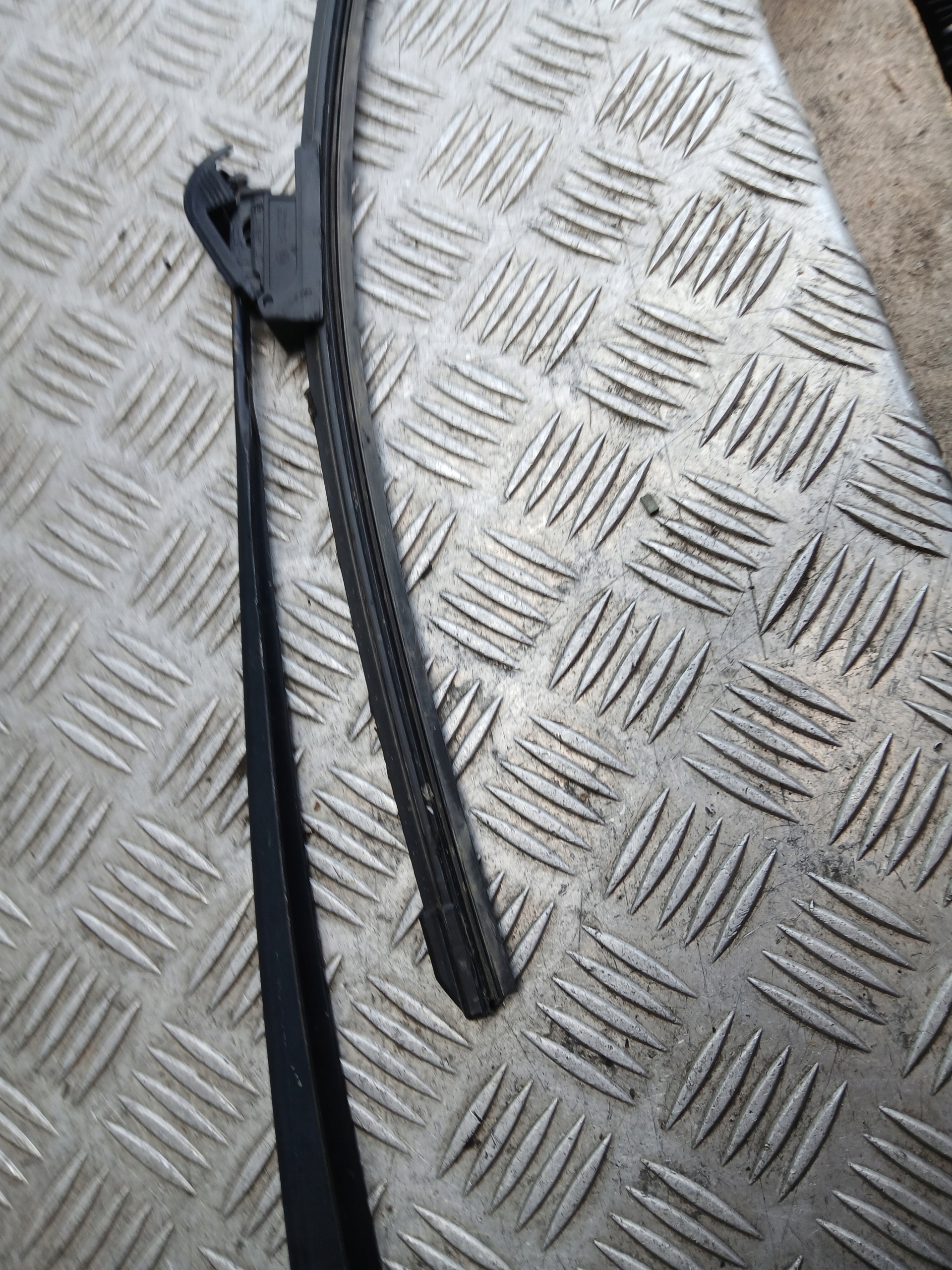 BMW E46 wiper arm left right front 7003931