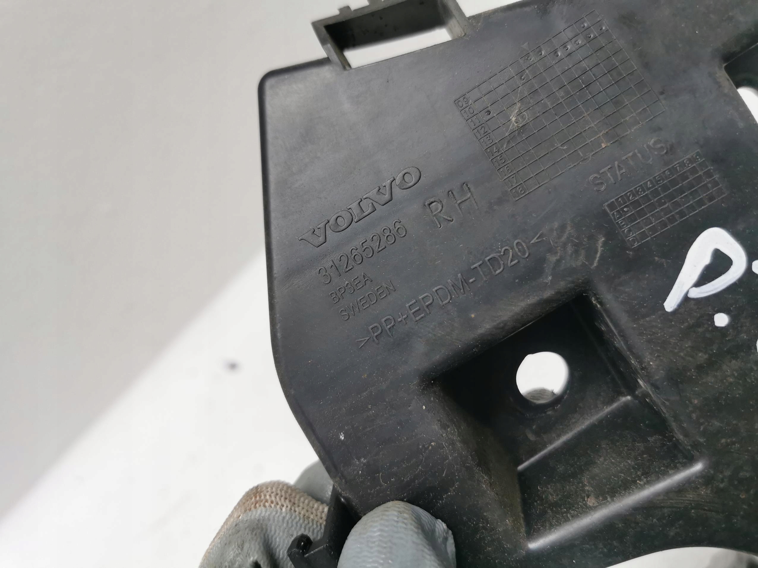 bumper bracket right rear part VOLVO V60 II 31265286