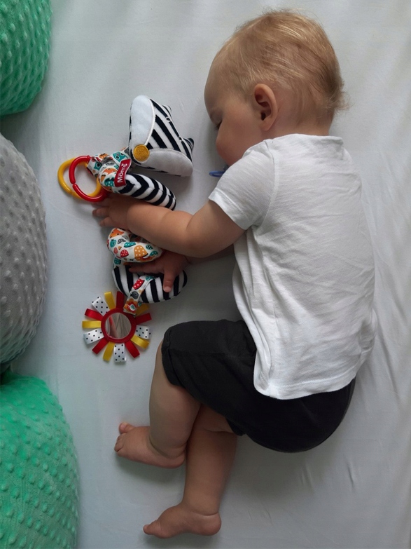 MOM'S KONTRASTOWA SPIRALKA DO ŁÓŻECZKA ZAWIESZKA BIAŁO CZARNA NA WÓZEK 951 EAN (GTIN) 5907784469519