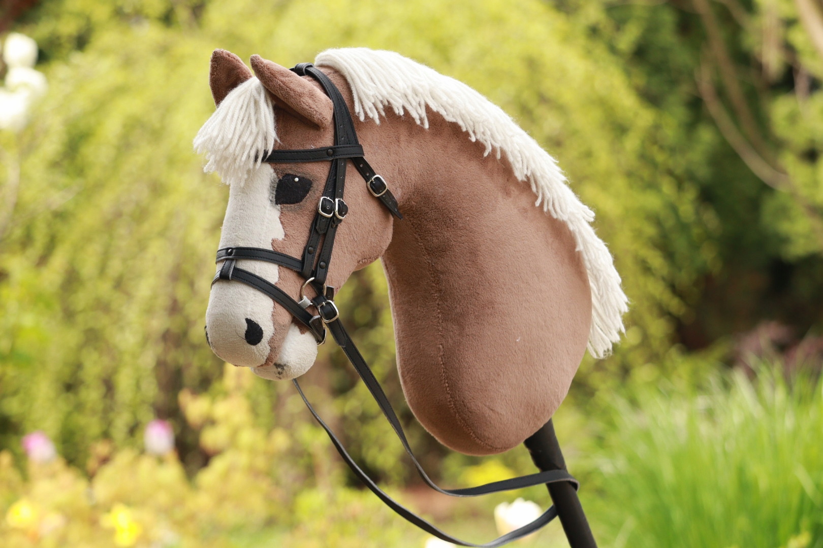 Ogłowie angielskie ze skośnikiem A4 czarne dla hobby horse