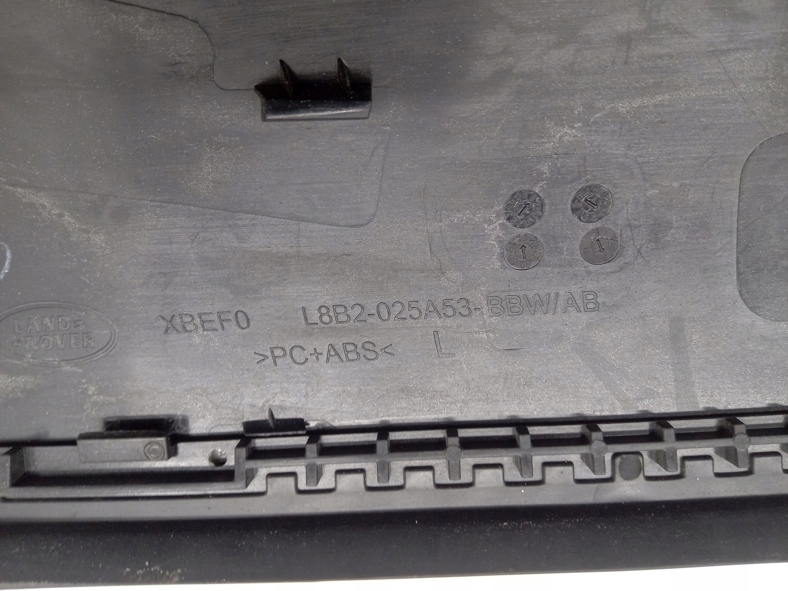 LEWA OSŁONA LISTWA SŁUPKA LAND ROVER DEFENDER L663 Producent części Land Rover OE