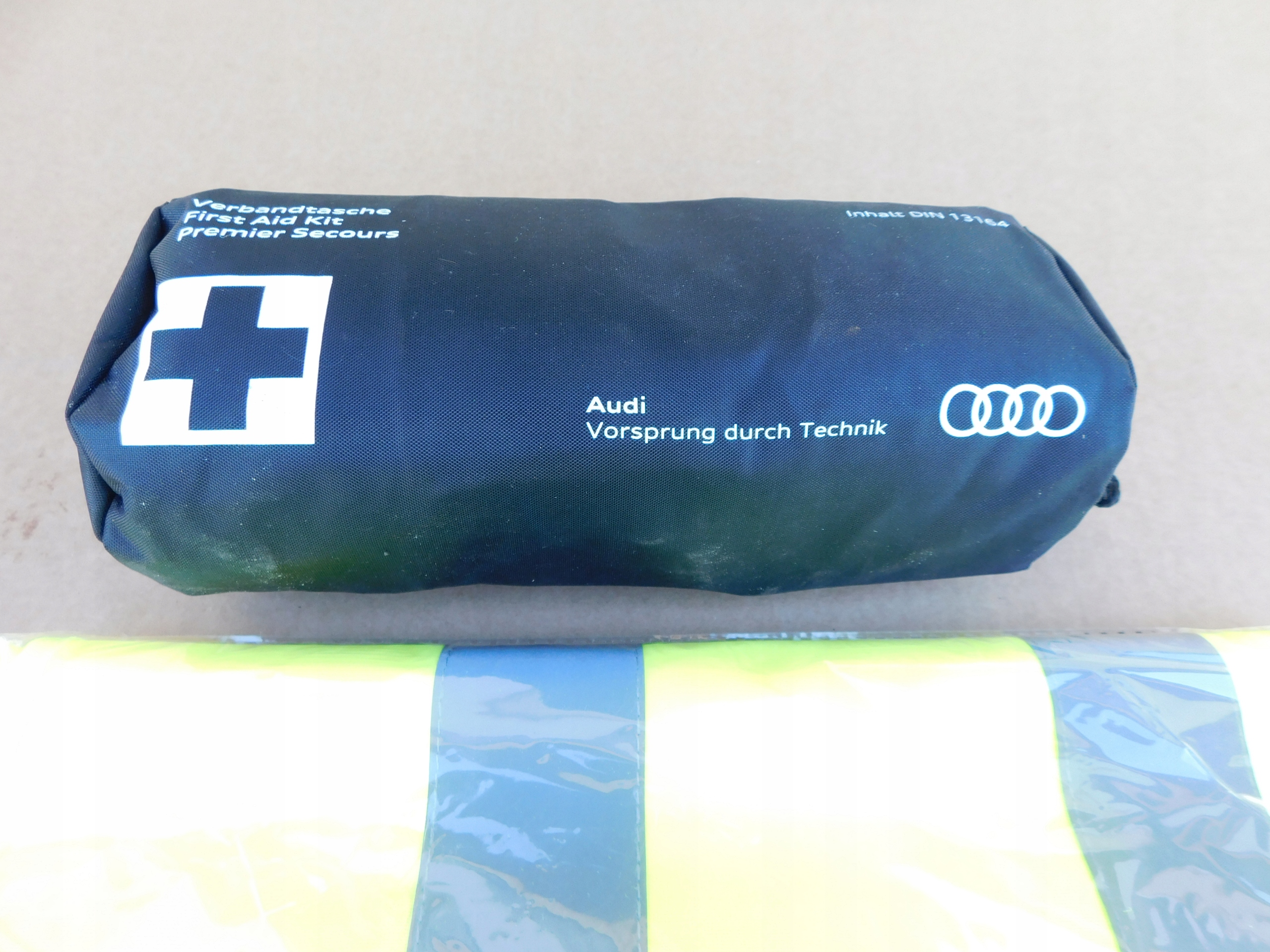 Audi Q4 e-tron apteczka trojkat kamizelka Original