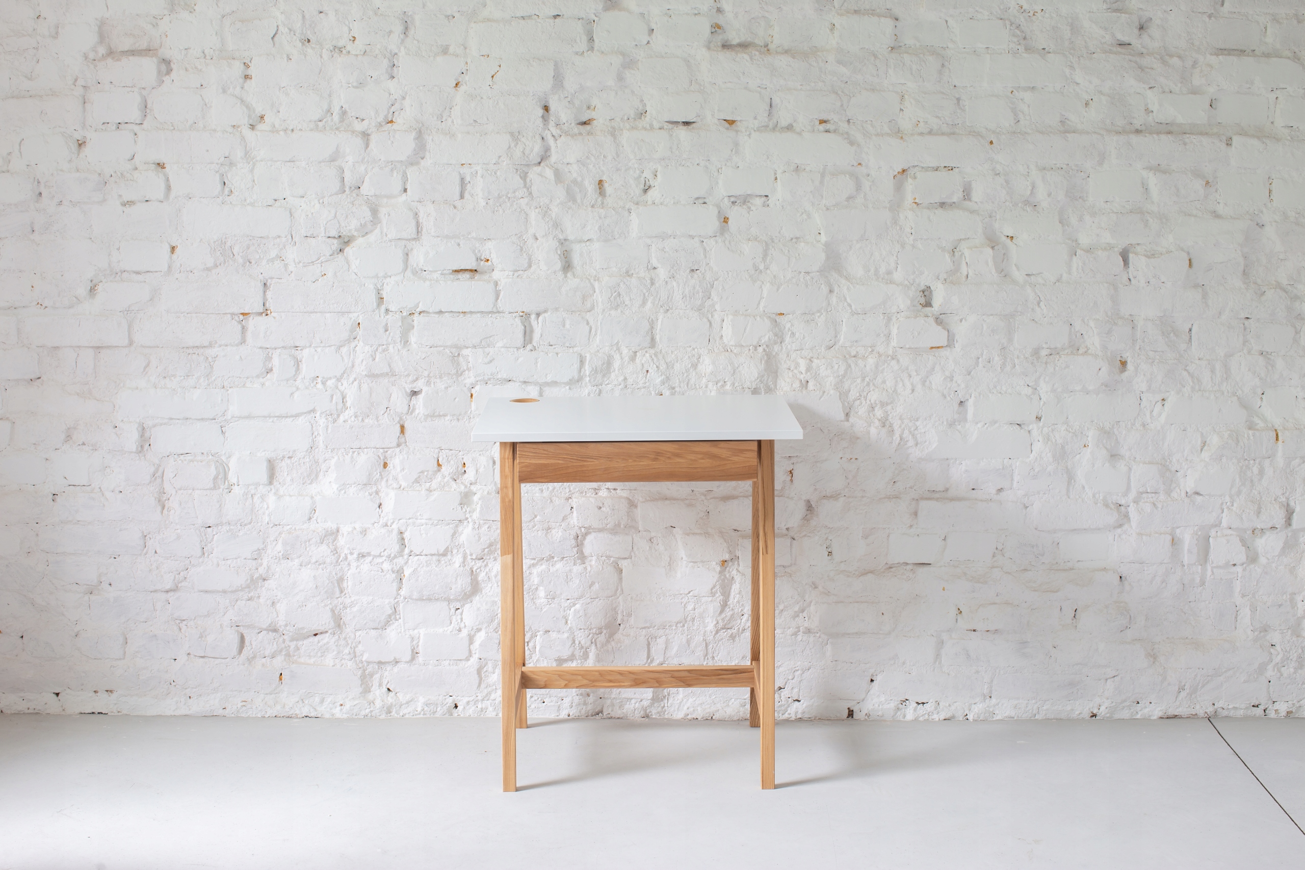 Małe biurko jesion biały blat 65x50 z szufladą Marka Ragaba