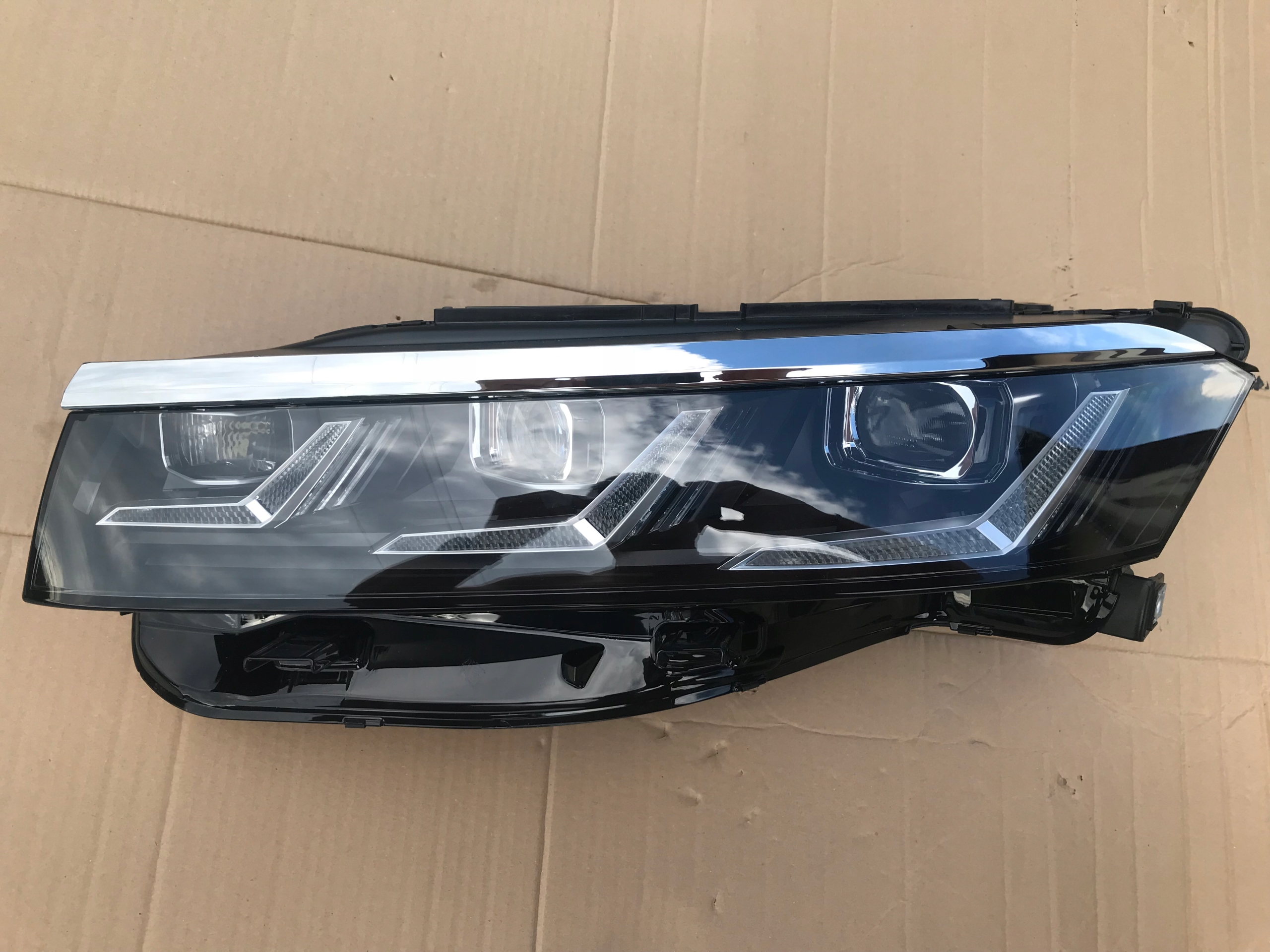 LAMPA PRZEDNIA PRZÓD VW TOUAREG 761 III FULL LED Producent części Volkswagen OE