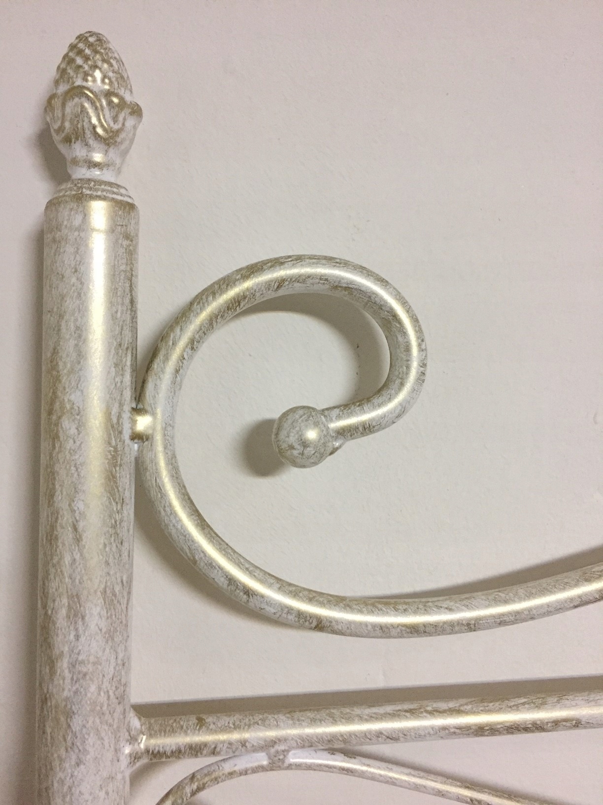 małe łóżko , mała sofa kolor patyny