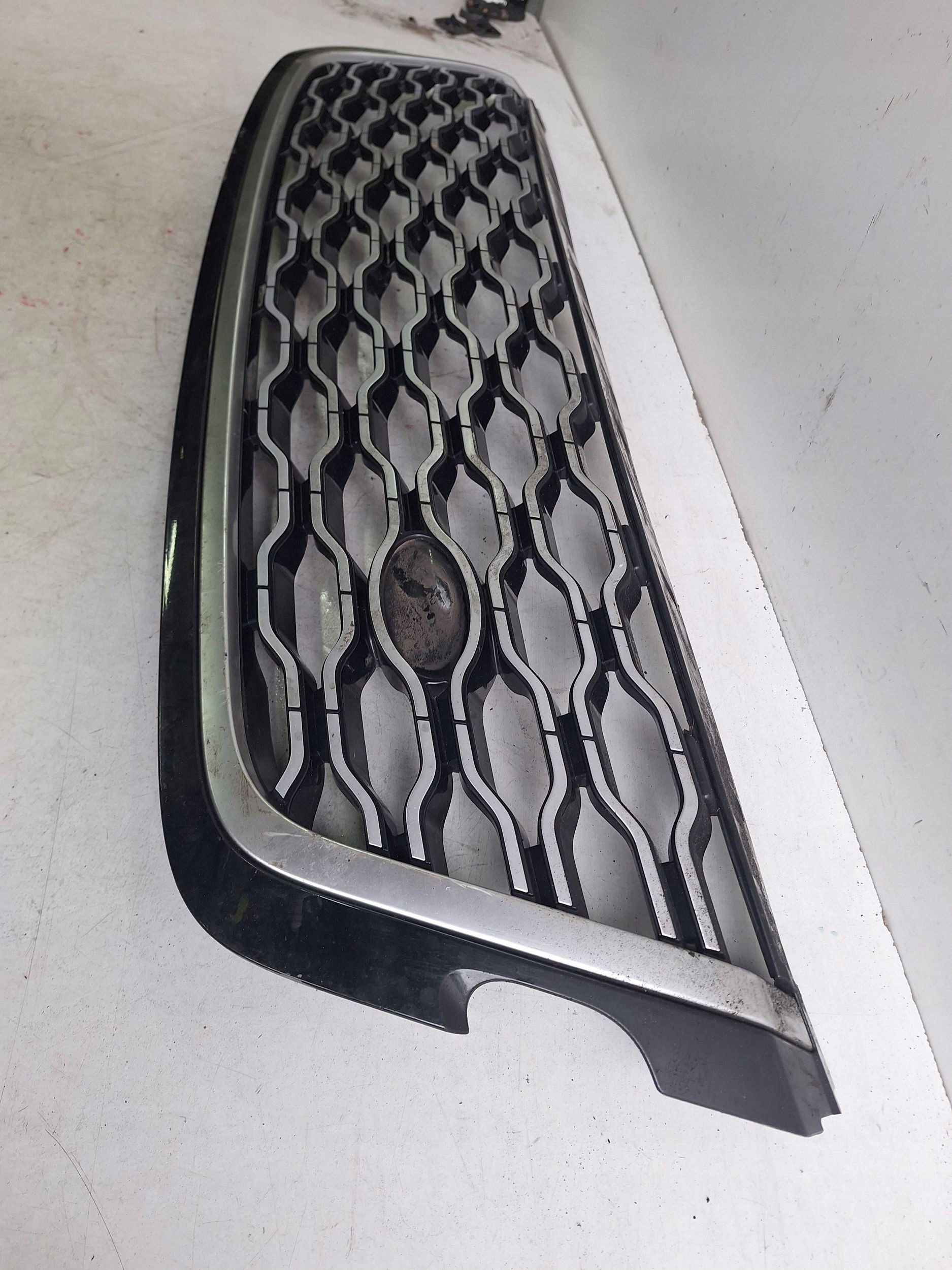 LAND ROVER VELAR 17-23 Grill J8A2-8200-BE