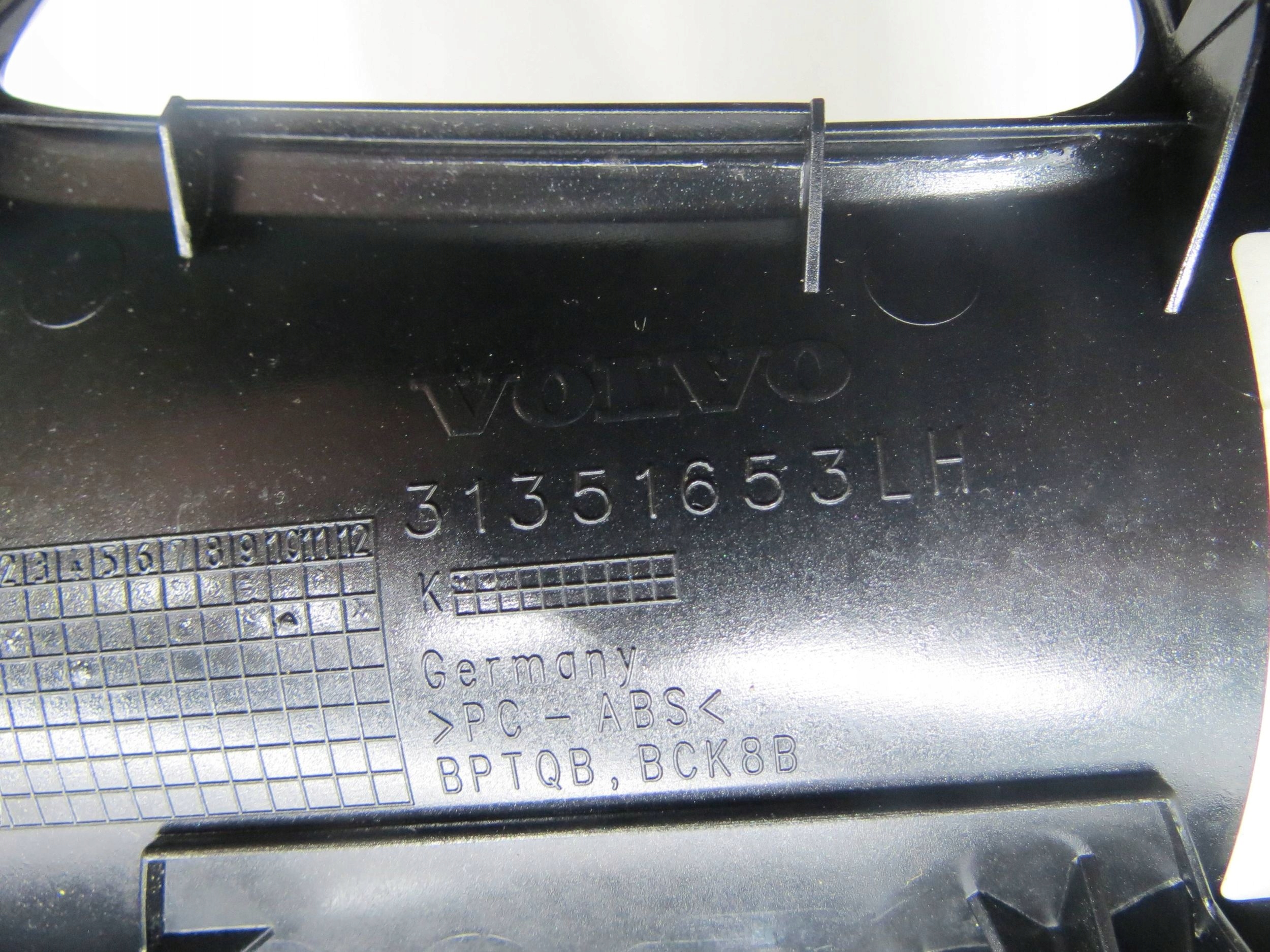 PANEL RADIA/klimatizaci VOLVO V60 a S60 II 31351653 (2013-2018)R.