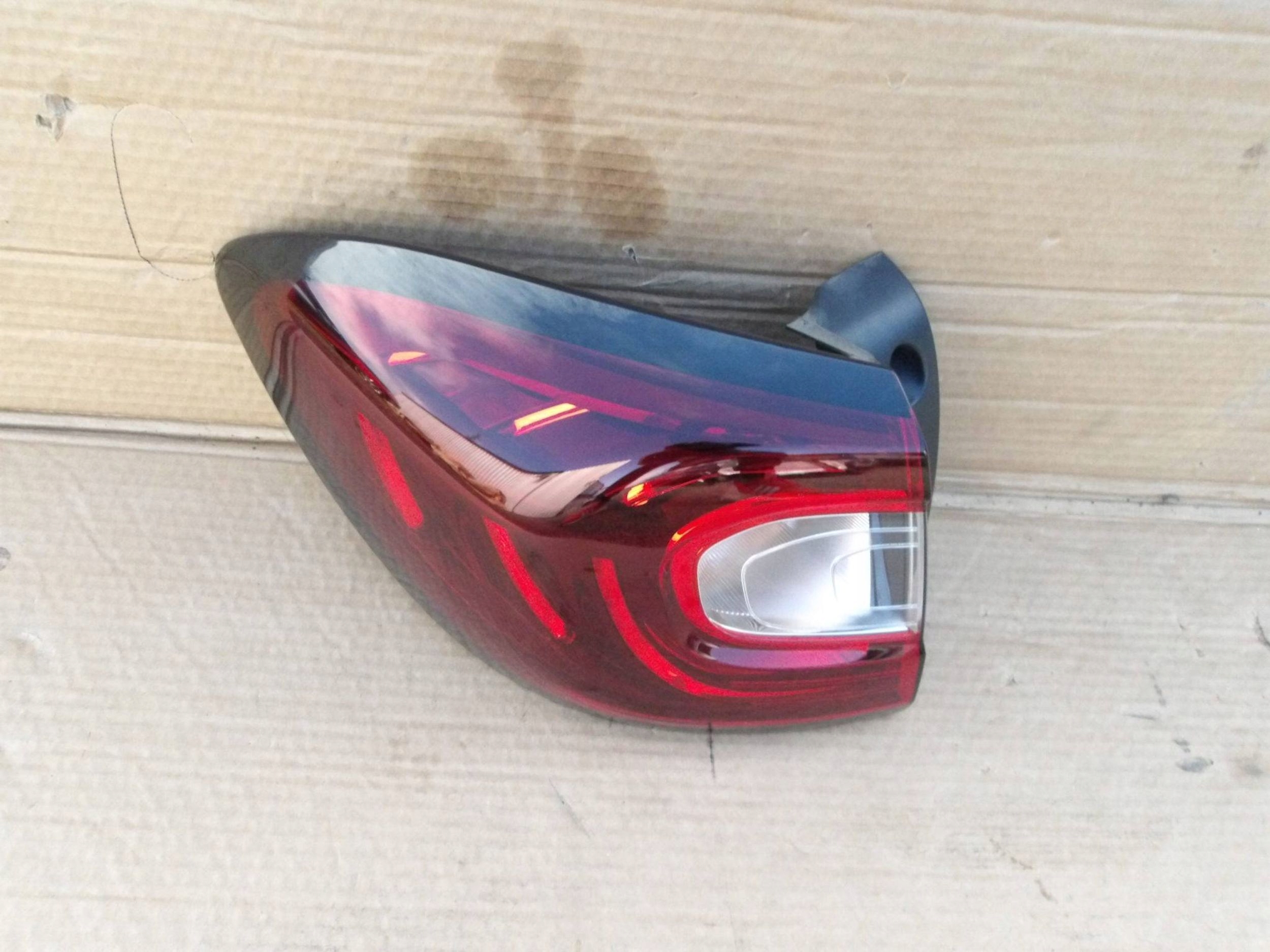 CAPTUR I LIFT CAPTUR PO LIFCIE LAMPA TYŁ LEWA LED 265557849R Strona zabudowy lewa