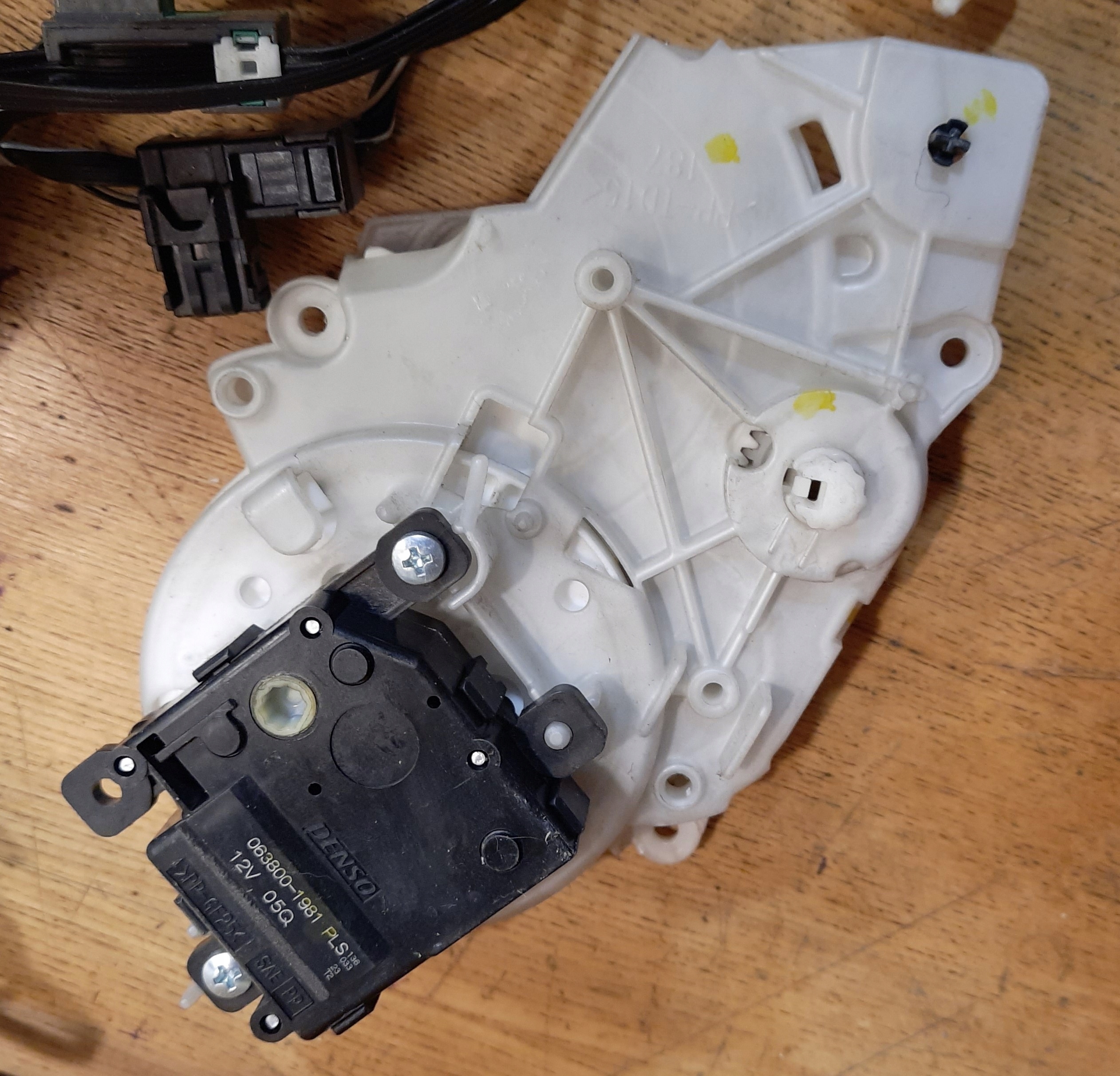 063800-1981 - LEXUS IS RC 200t 300h регулятор двигателя #70