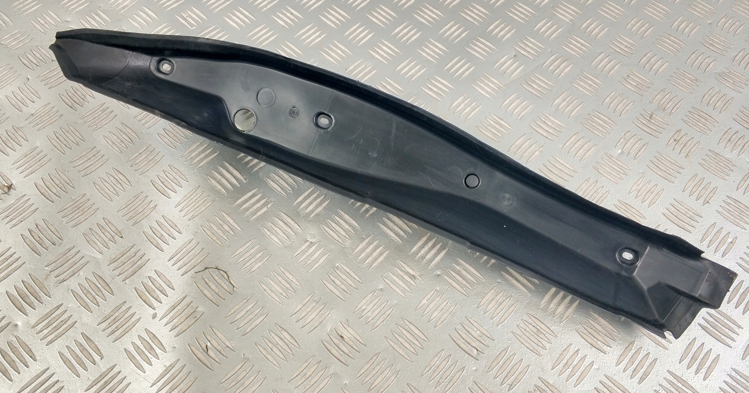 A2048890225 osłona błotnika prawa MERCEDES W204 C