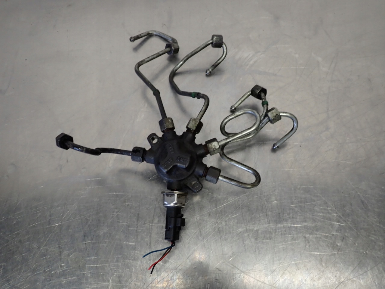 ROZDZIELACZ PALIWA PRZEWODY WTRYSKOWE NISSAN NV200