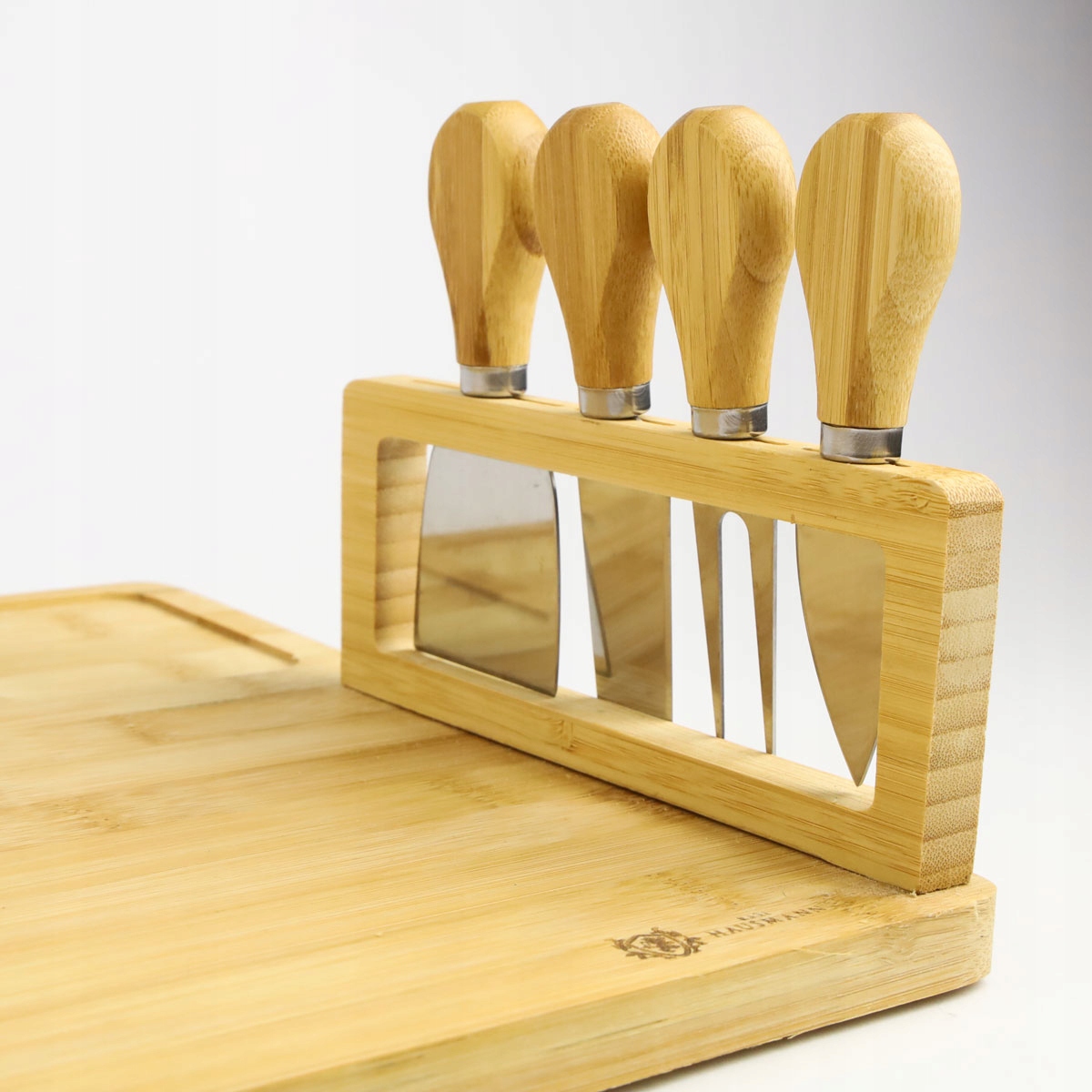 ZESTAW DESKA Z NOŻYKAMI DO SERÓW DO SERWOWANIA MIĘS PRZYSTAWEK BAMBUSOWA Szerokość produktu 18.5 cm