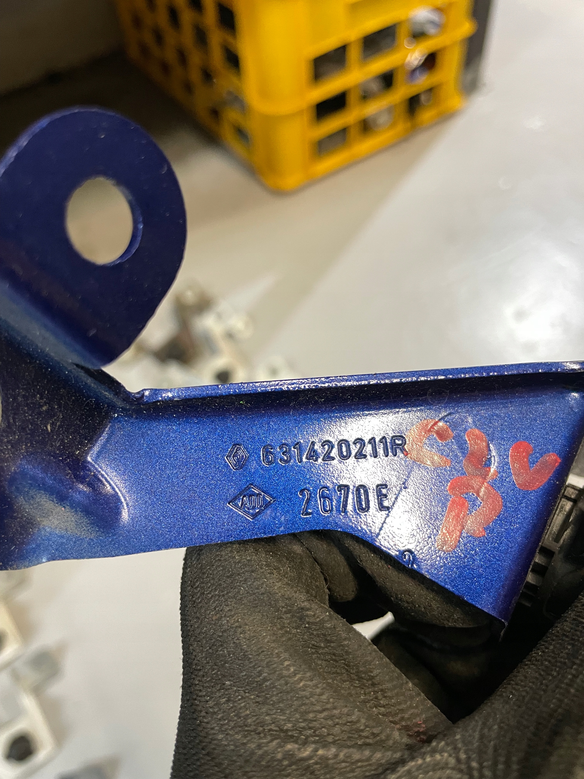 RENAULT CLIO V DROIT SUPPORT PLAQUE AILE 631420211R