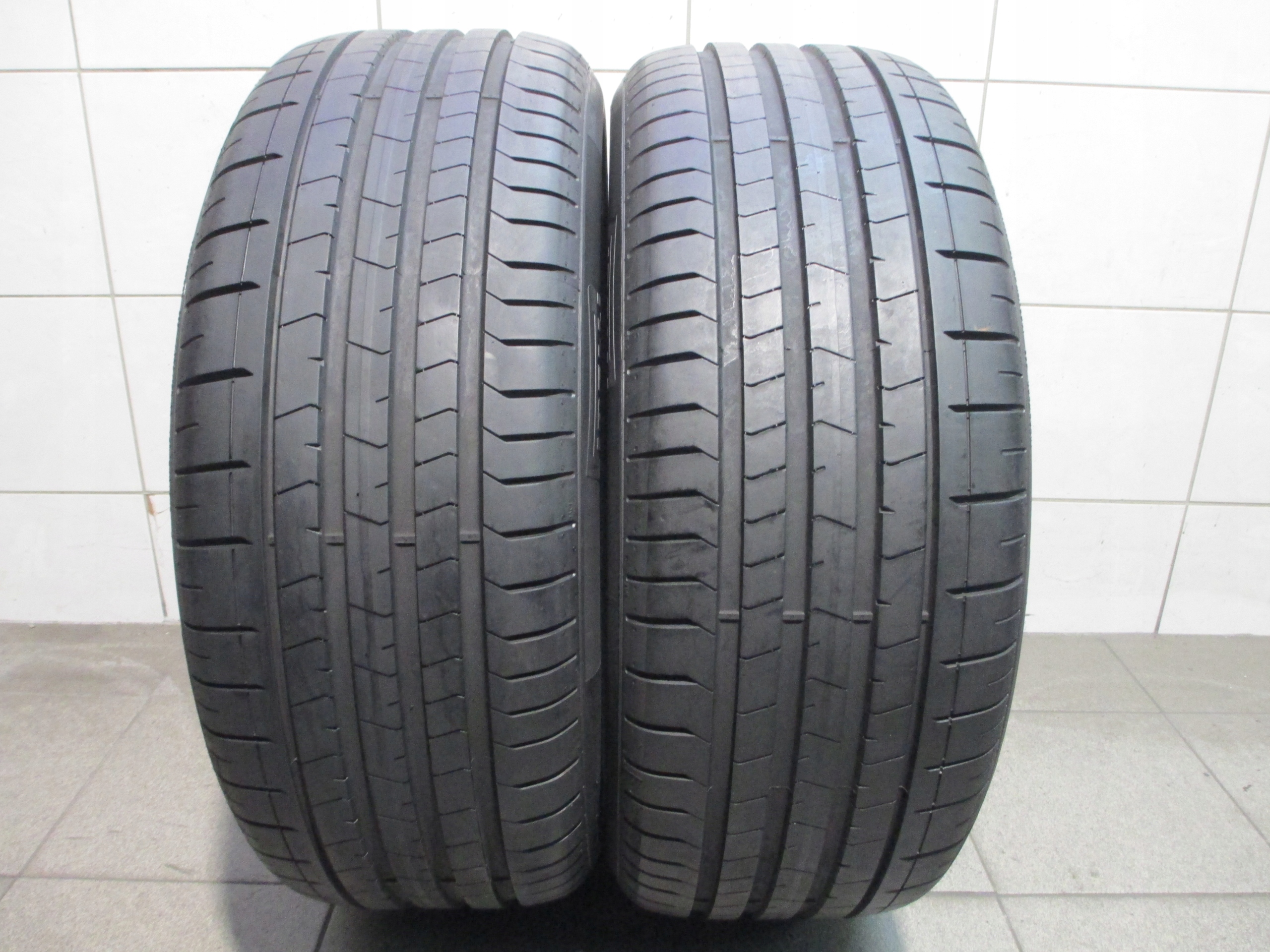 (50) 245/45/20 Pirelli P Zero JLR