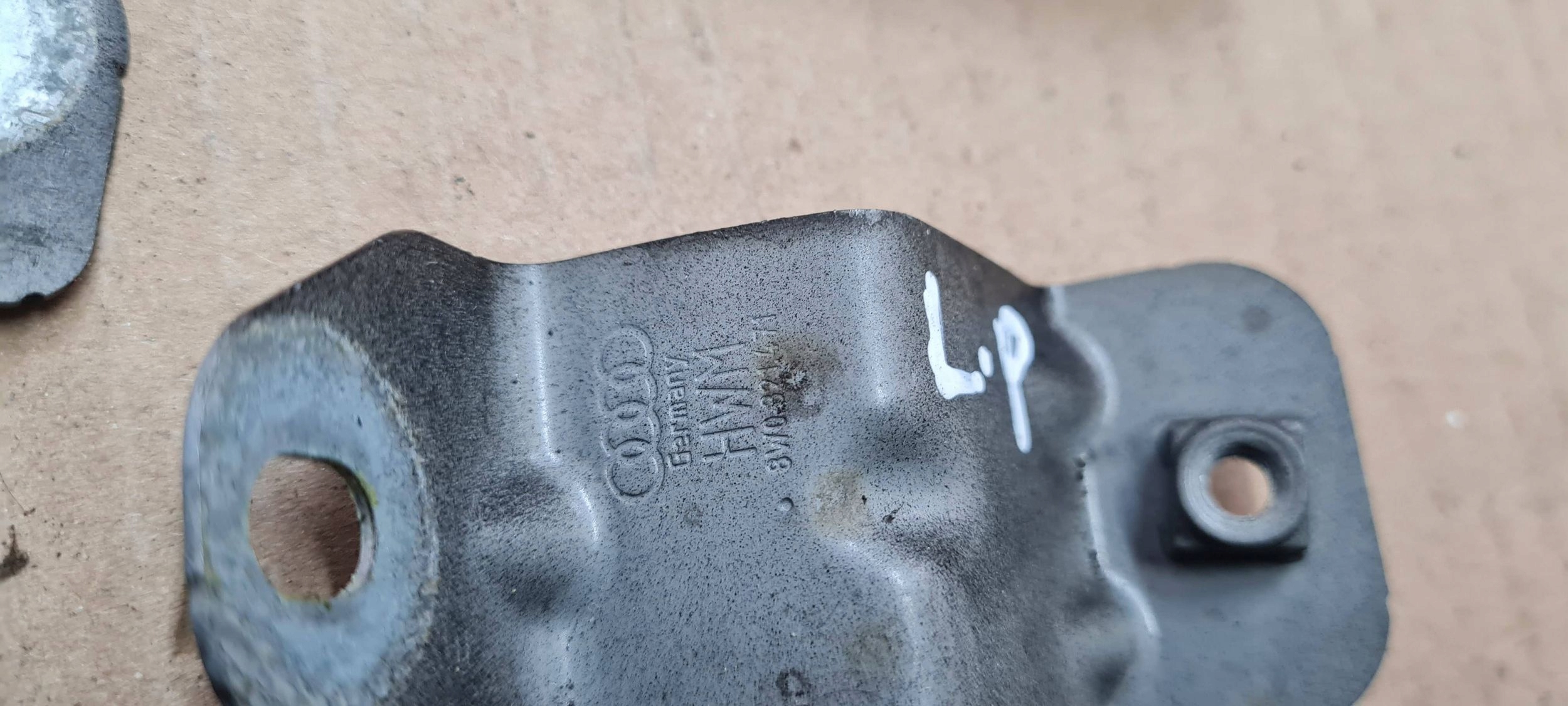 A4 B9 8W Poignée Support plaque Aile Gauche Gauche Avant LY9B 8W0821433B