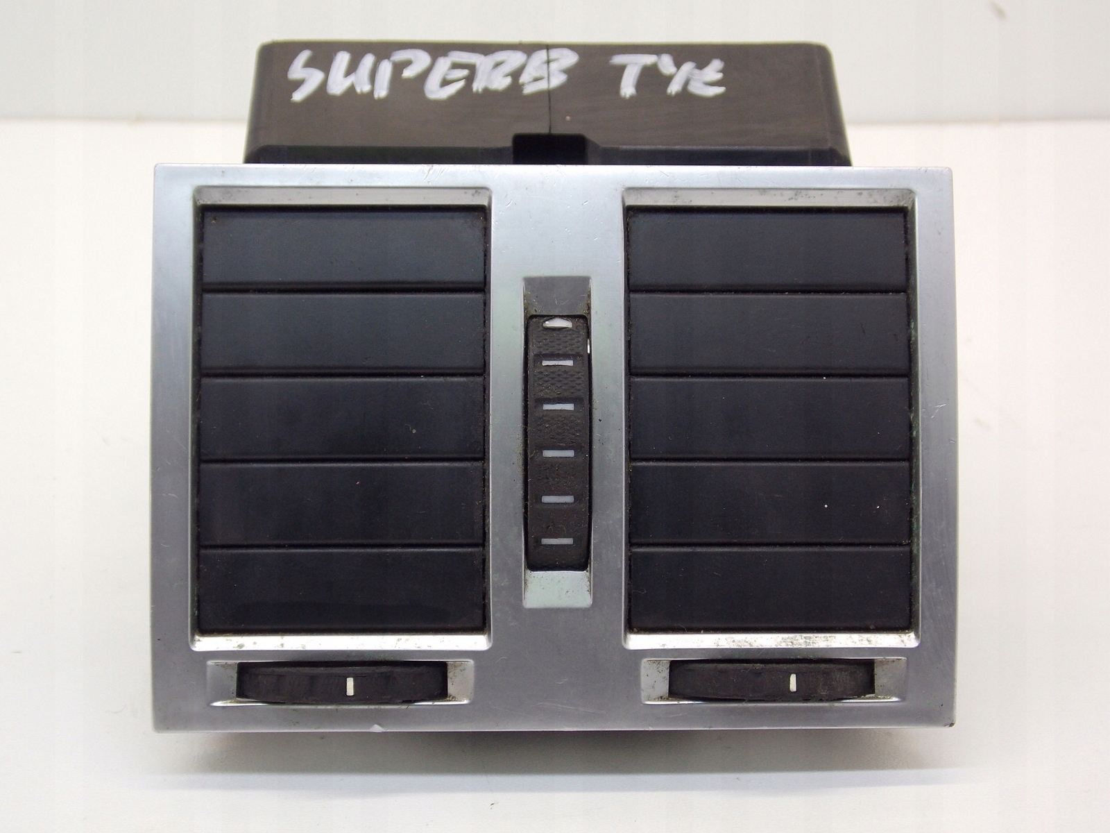 РЕШЕТКА ЗАДНЕГО ОКНА 3U0819203E SKODA SUPERB И