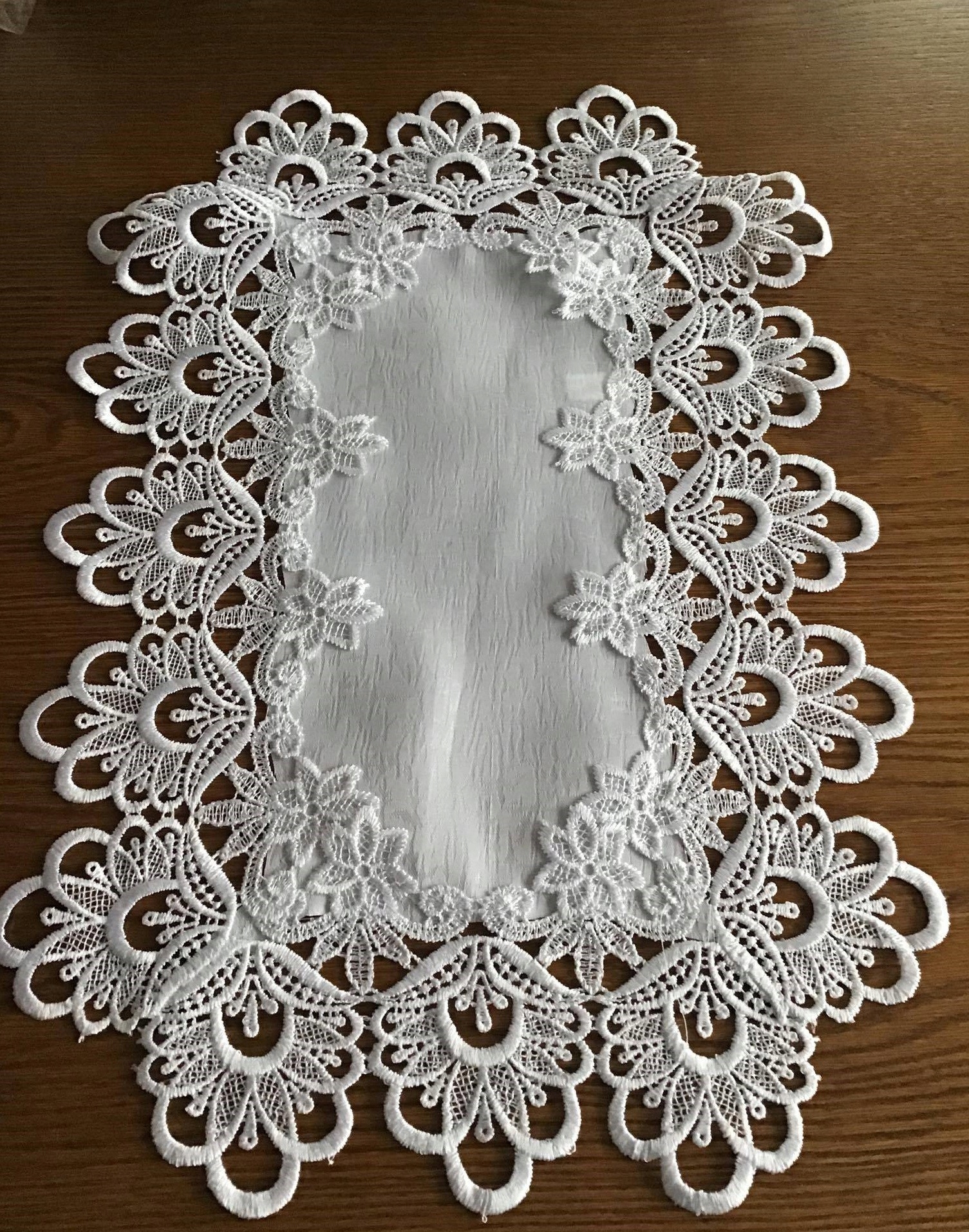 

Serwetka Biała 30x50 cm Obszyta Gipiurą