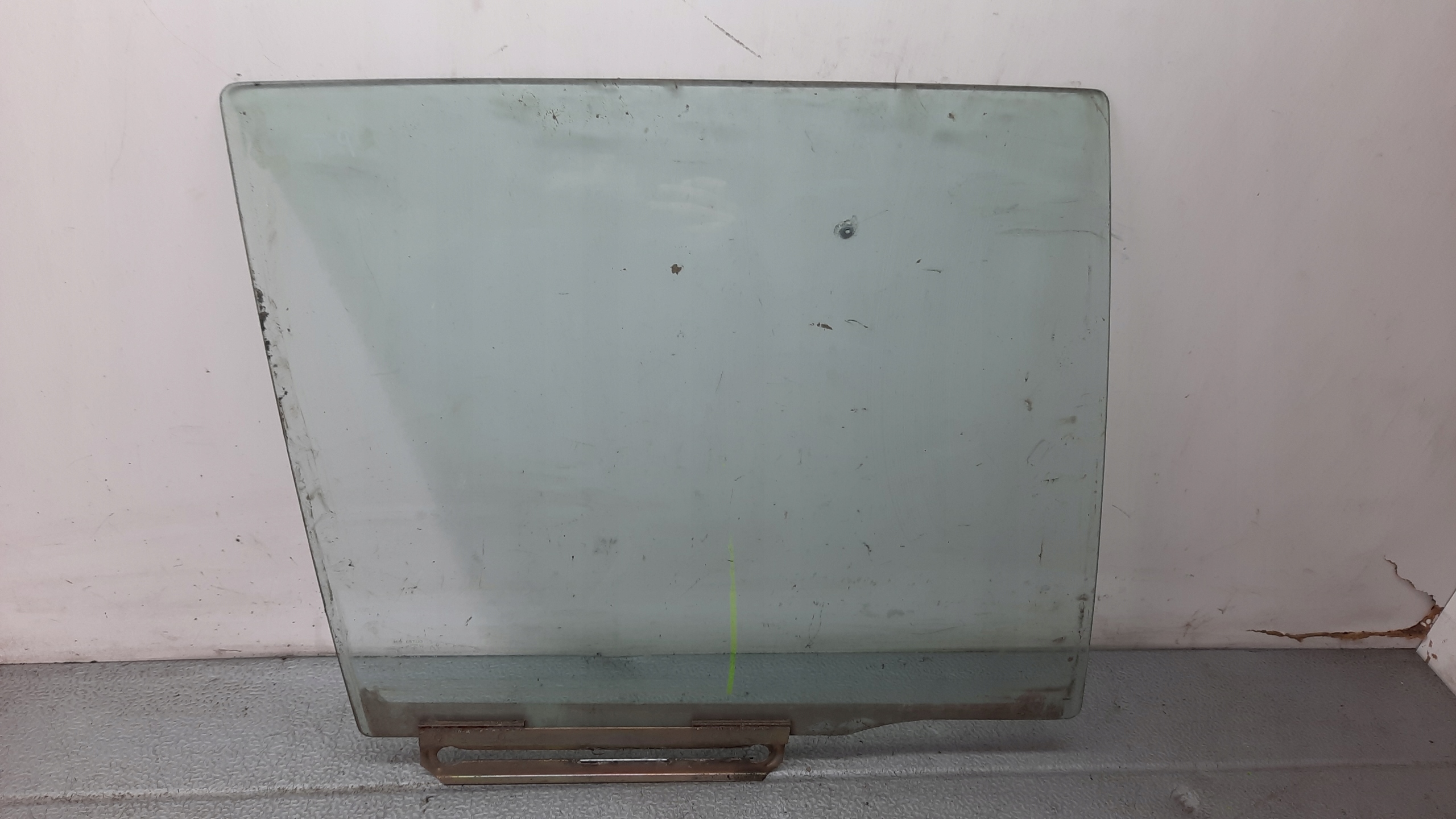 SZYBA DRZWI PRAWY TYŁ MAZDA 323 1.3B 00R 5D