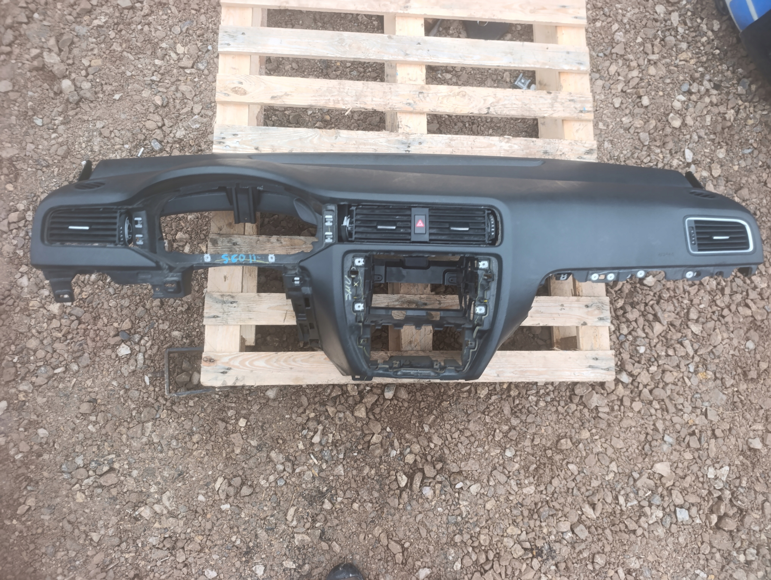 dashboard instrument panel console VOLKSWAGEN VW JETTA VI 5C 5C7857002