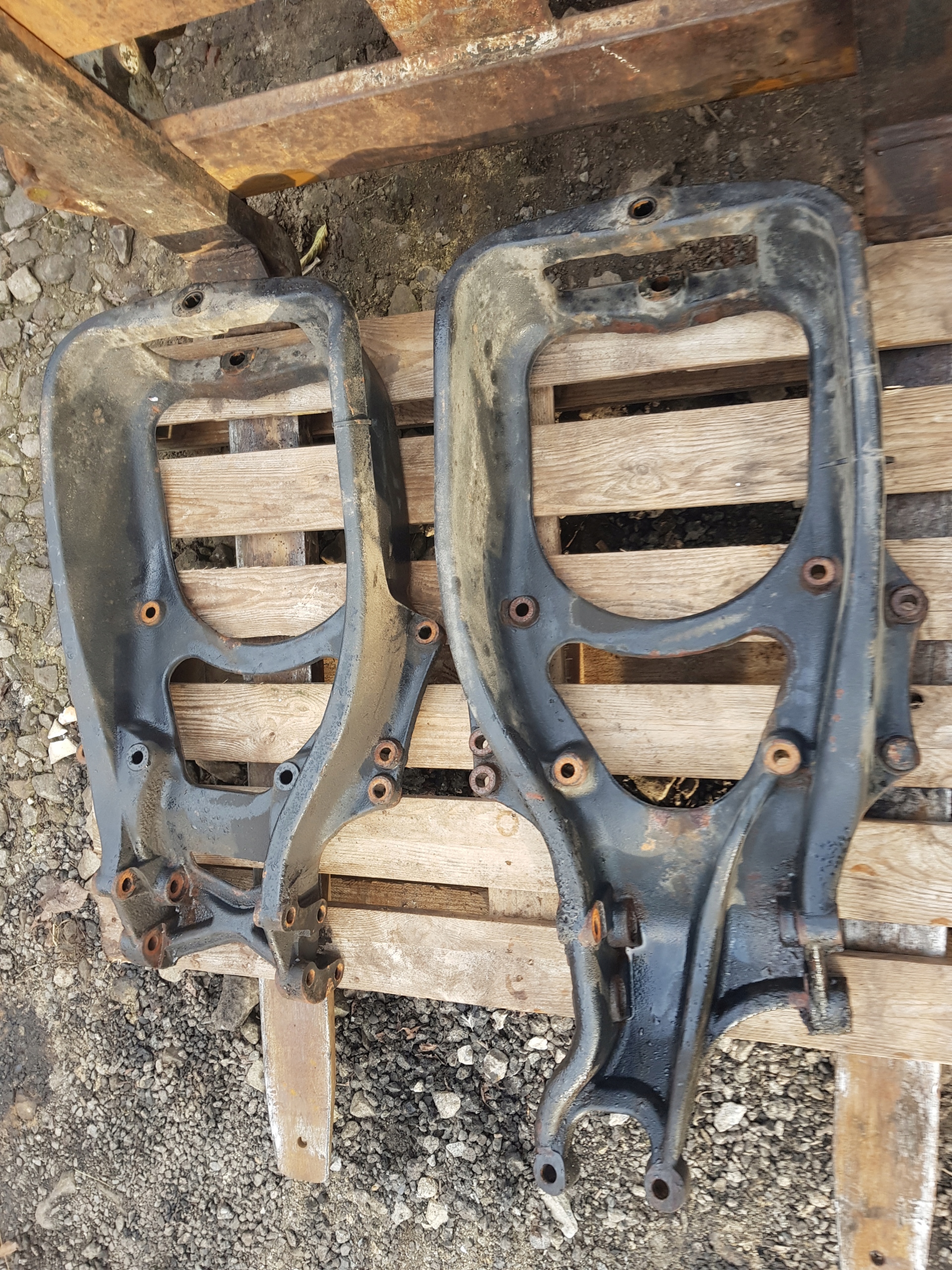 КРЕПЛЕНИЕ ПОДУШКИ АМОРТИЗАТОРА ПЕРЕД МАН ТГХ ТГА