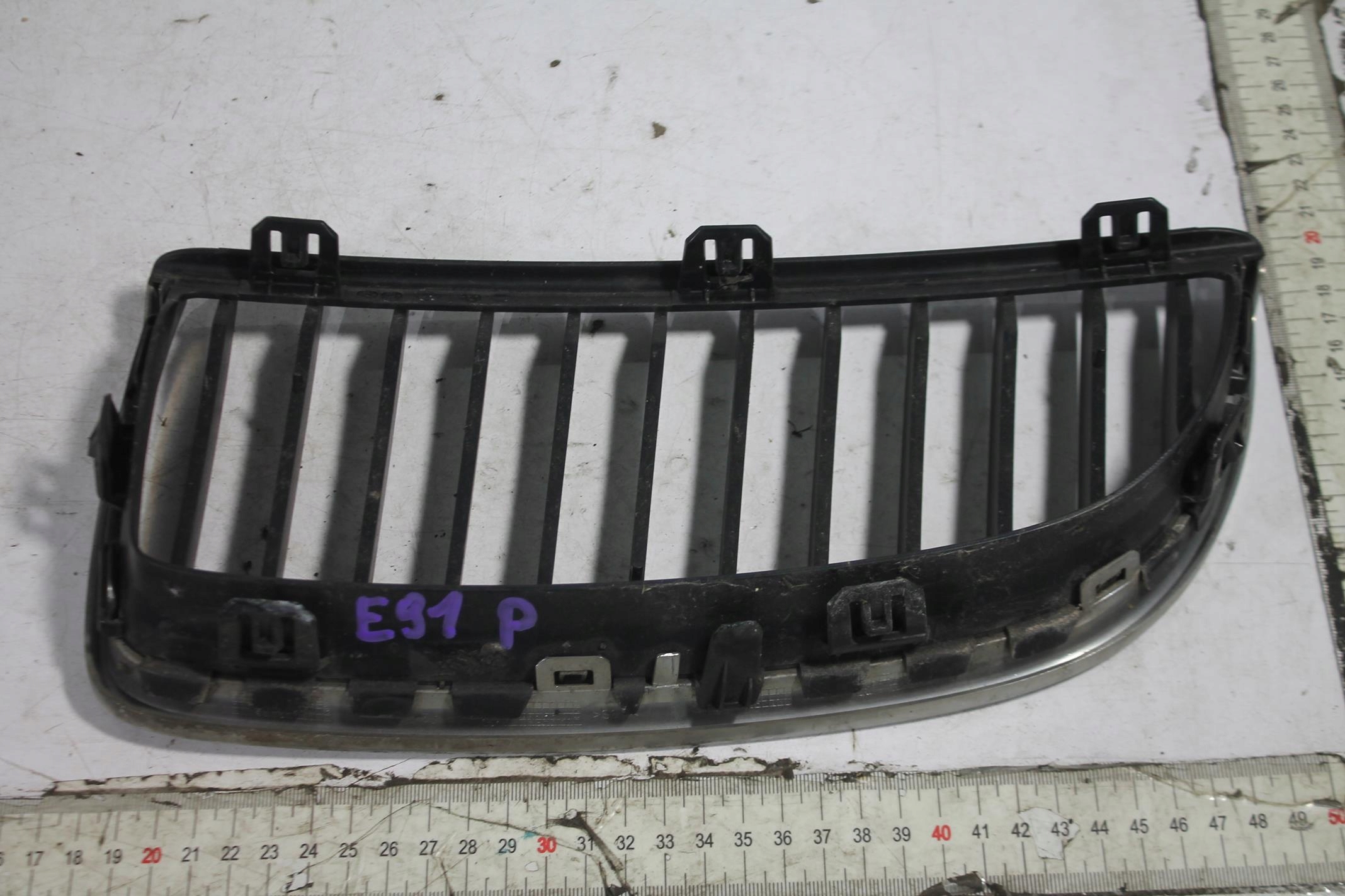 maska bubreg maska desna 7120008 BMW E90 E91 04-08