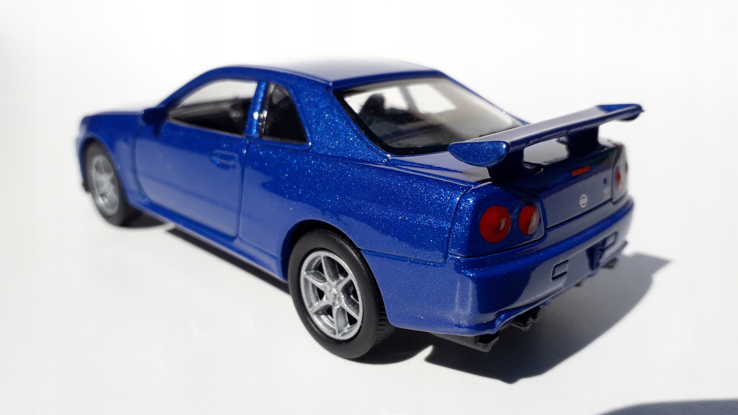 Nissan Skyline GT-R(R34) Niebieski Metalowy Model WELLY 1:34 Materiał metal plastik