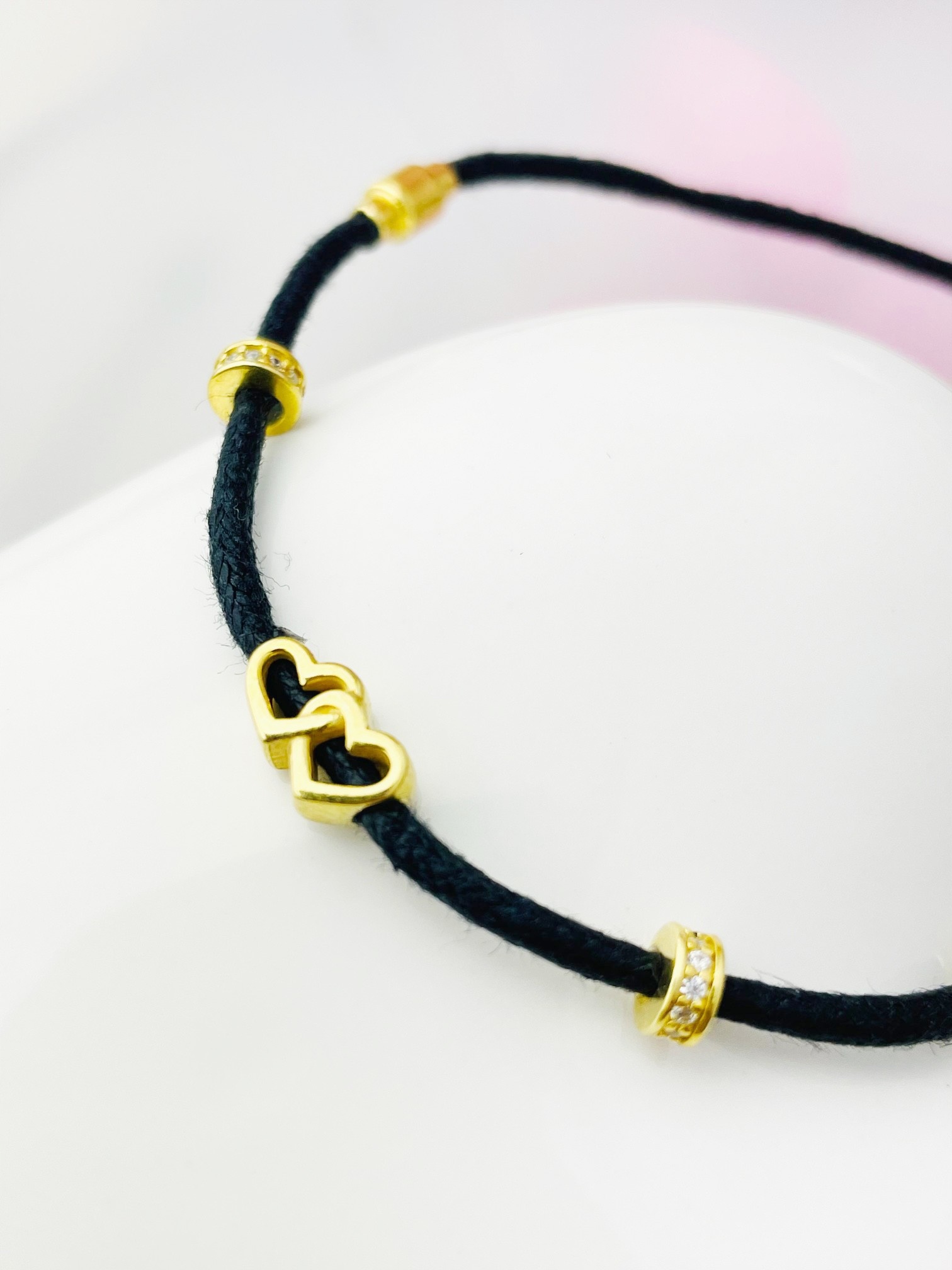 Stříbrný pozlacený náramek se zirkony a provázkovým srdíčkem