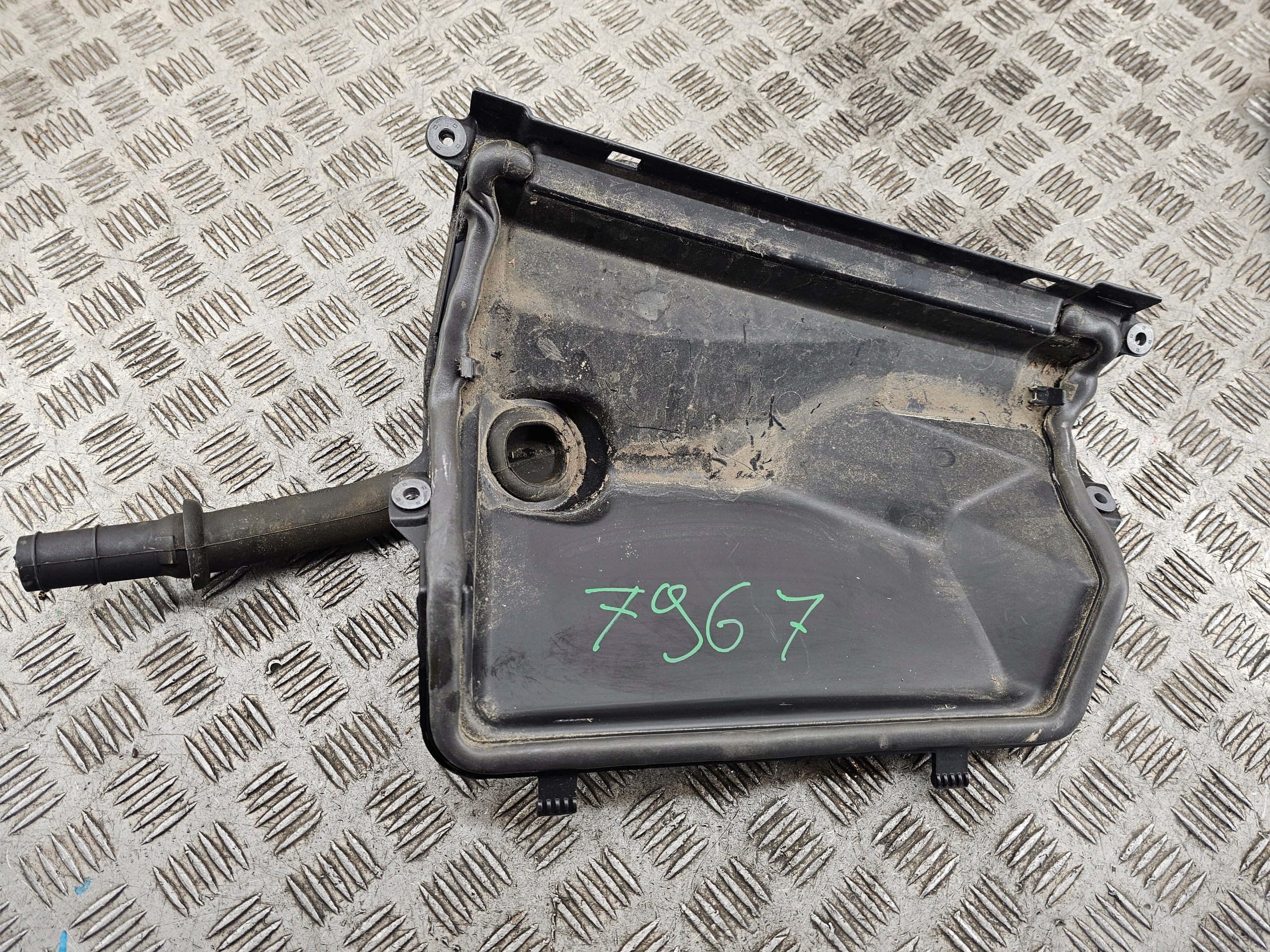 SPLYW under the window left RENAULT TRAFIC III 668416578R