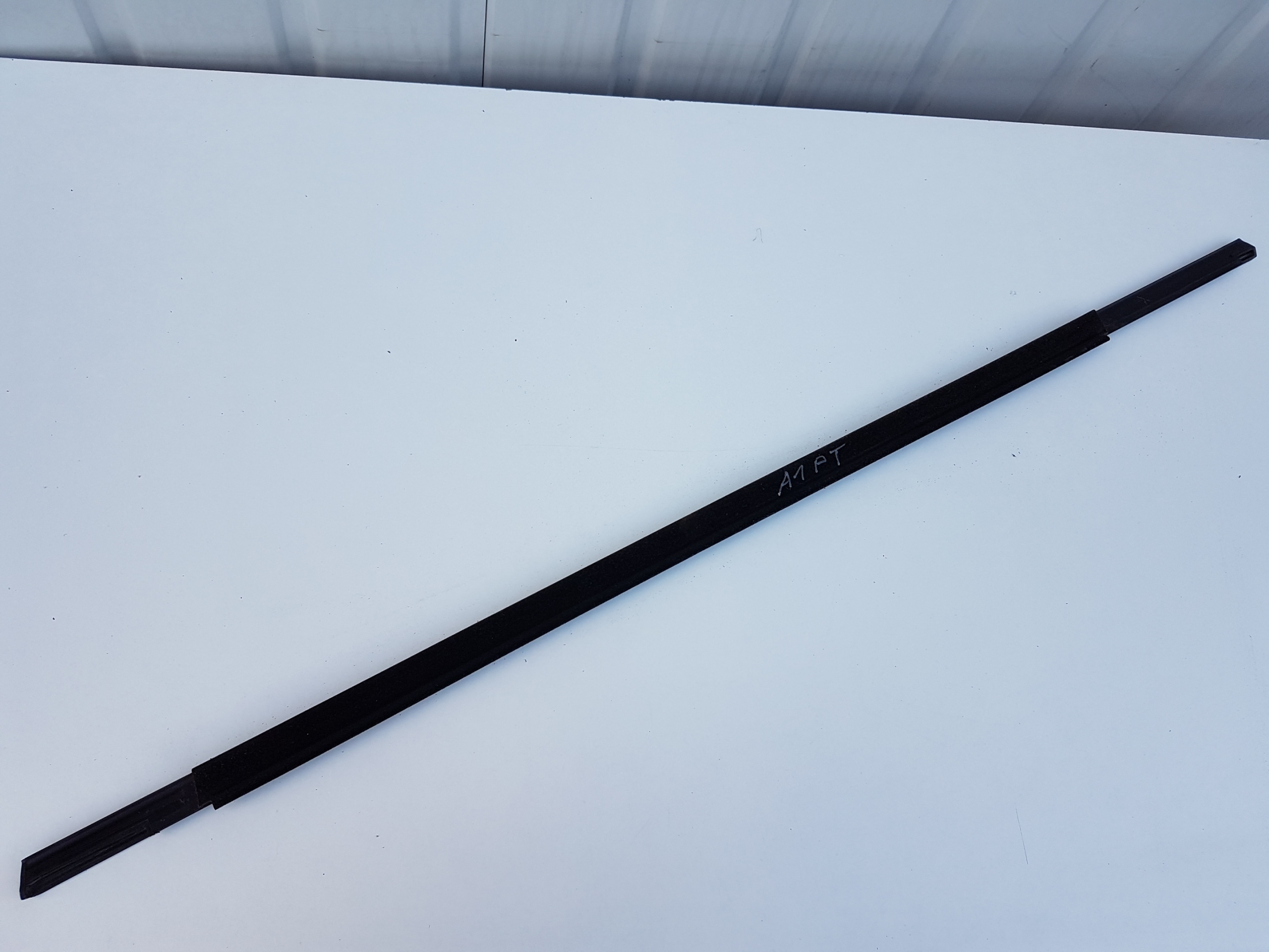 LISTWA ZGARNIAJĄCA DRZWI PRAWA TYŁ AUDI A1 II 82A Producent części Audi OE