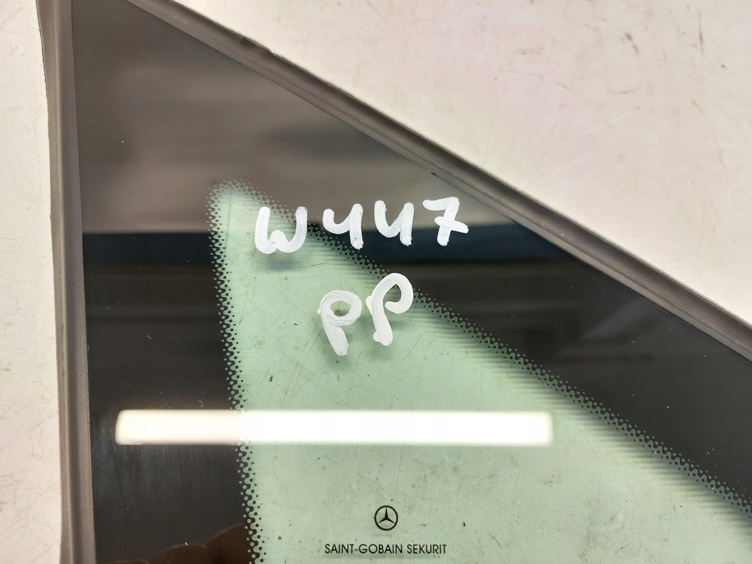 Mercedes w447 Vito V220d window window right front trojkatna ory 19r